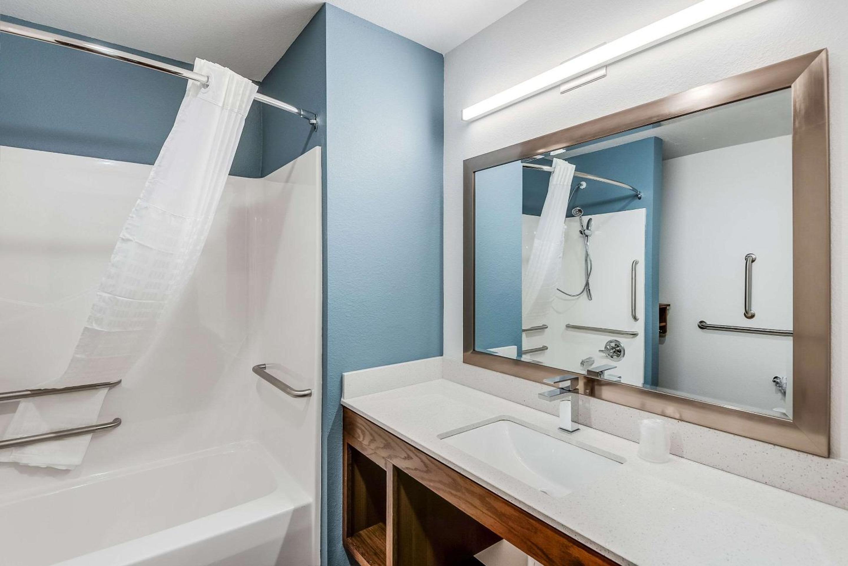 King Room with tub - Accessible/Non-Smoking photo 2