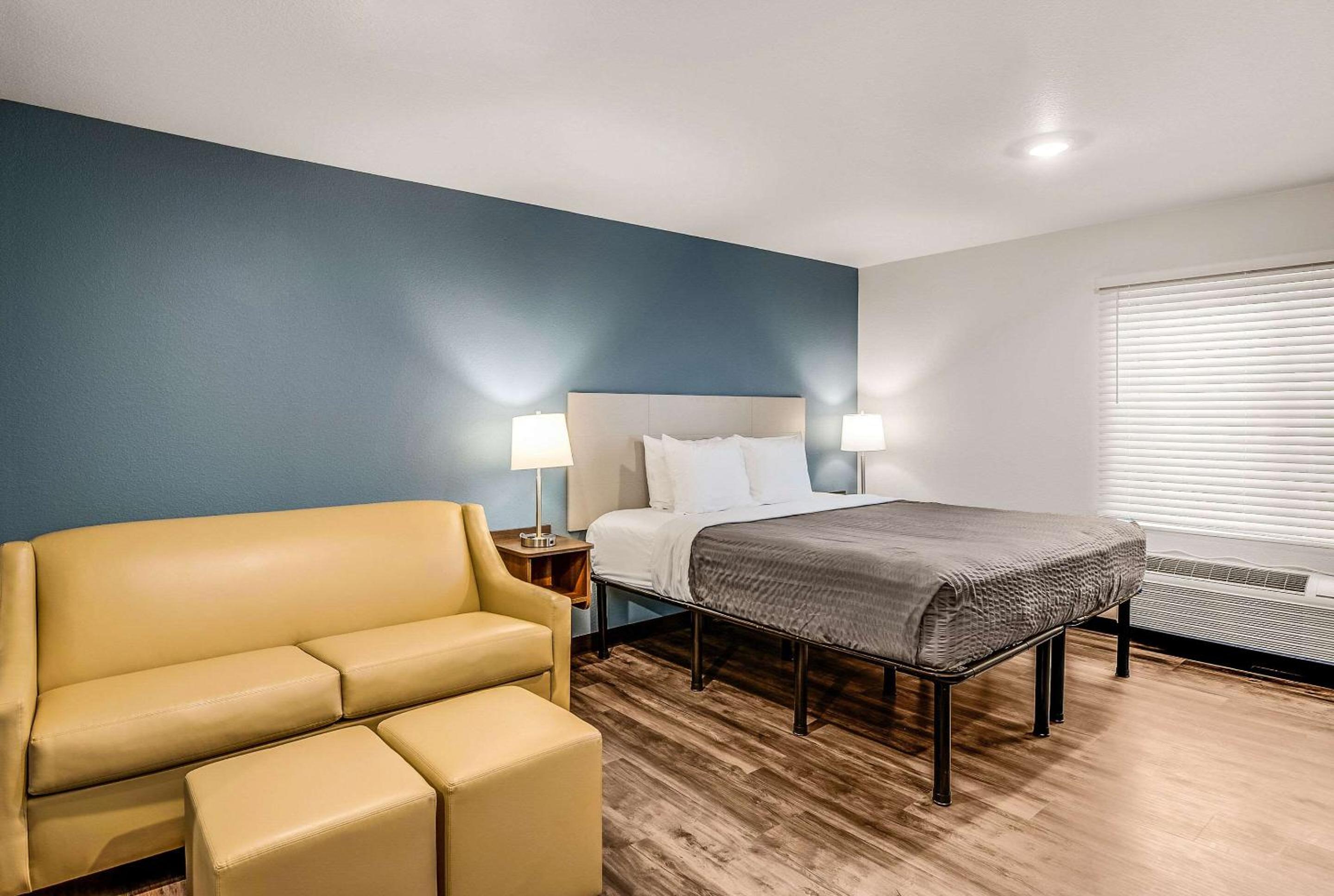 King Room with tub - Accessible/Non-Smoking photo 3