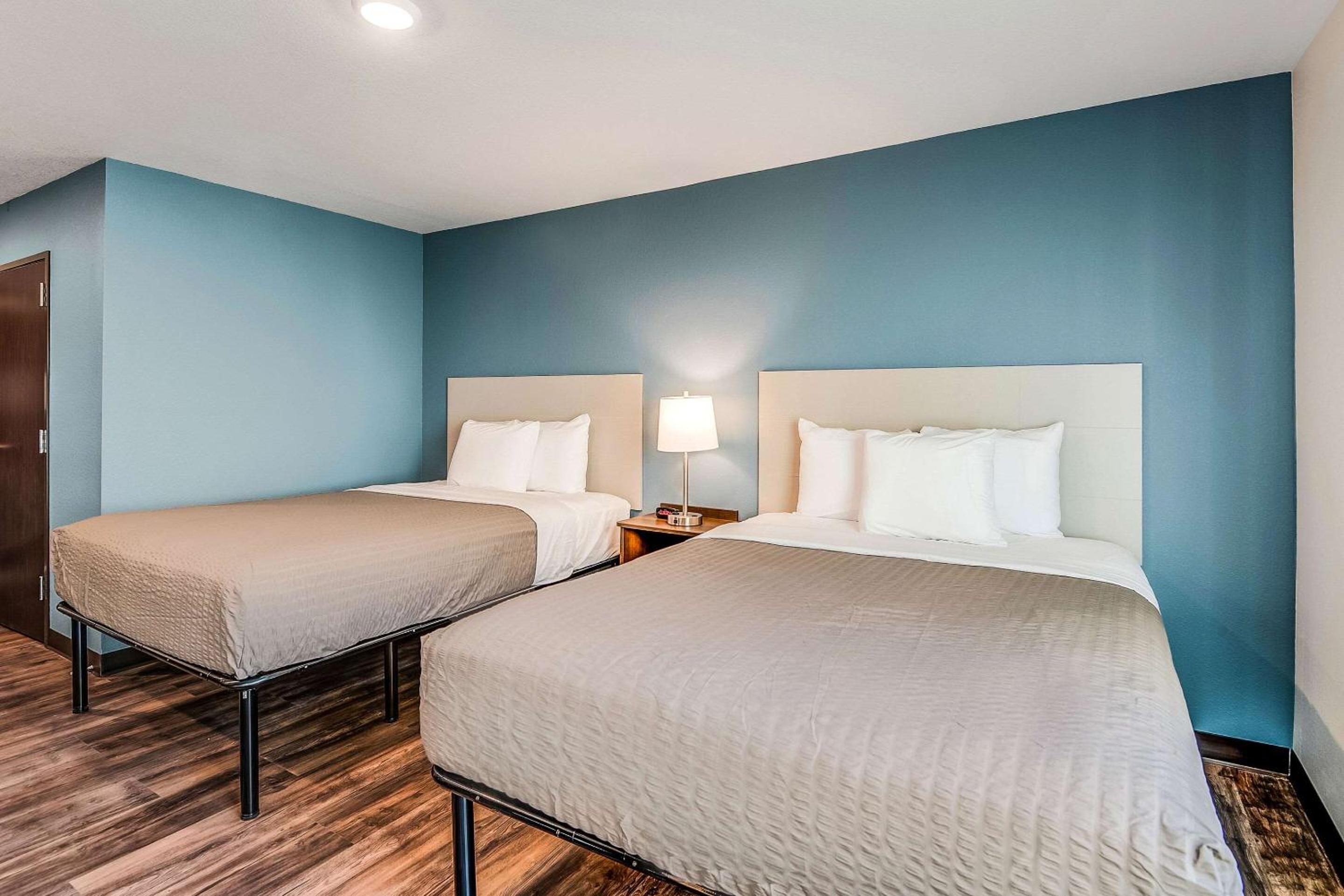 Standard Queen Room with Two Queen Beds - Non-Smoking photo 2