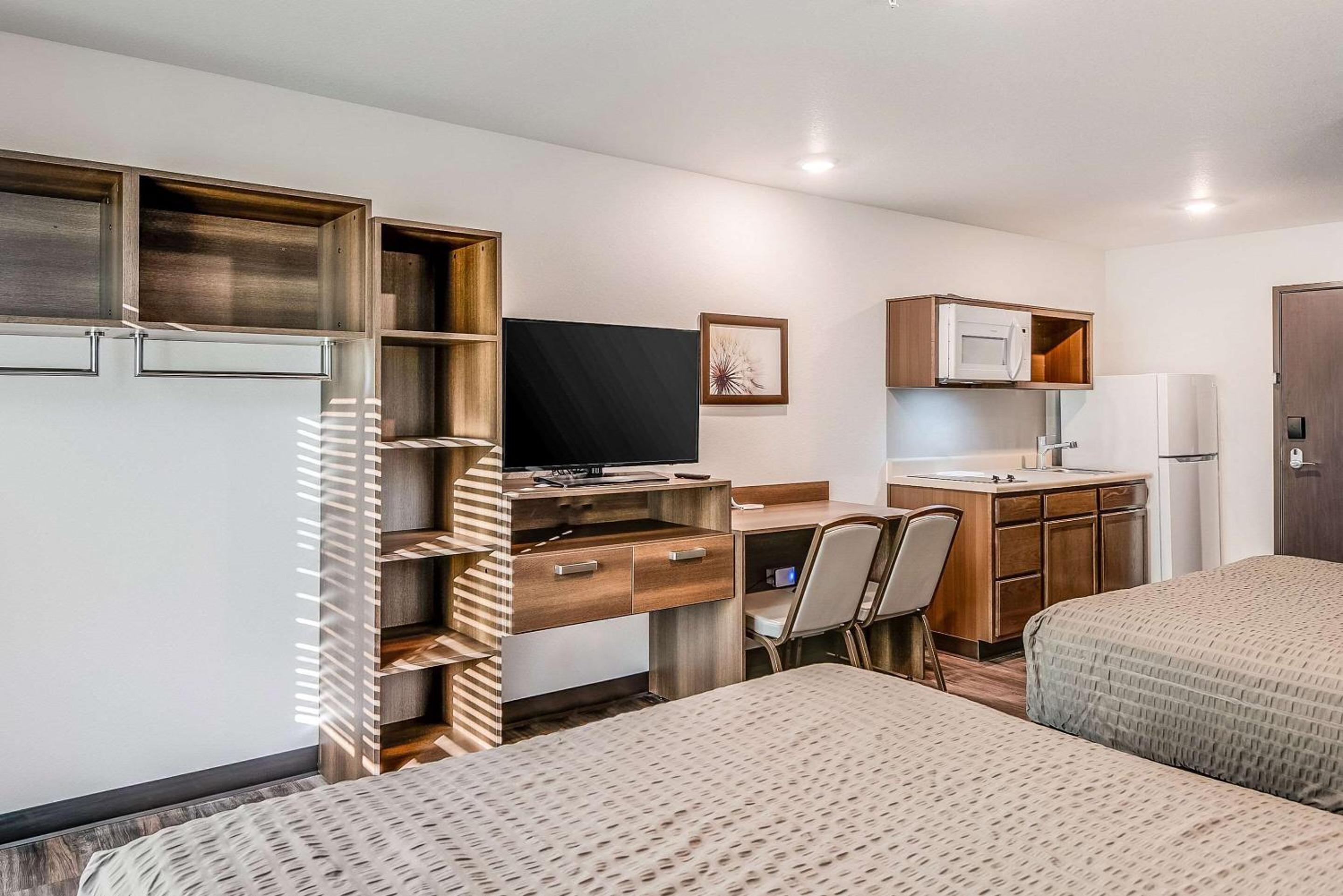 Standard Queen Room with Two Queen Beds - Non-Smoking photo 3