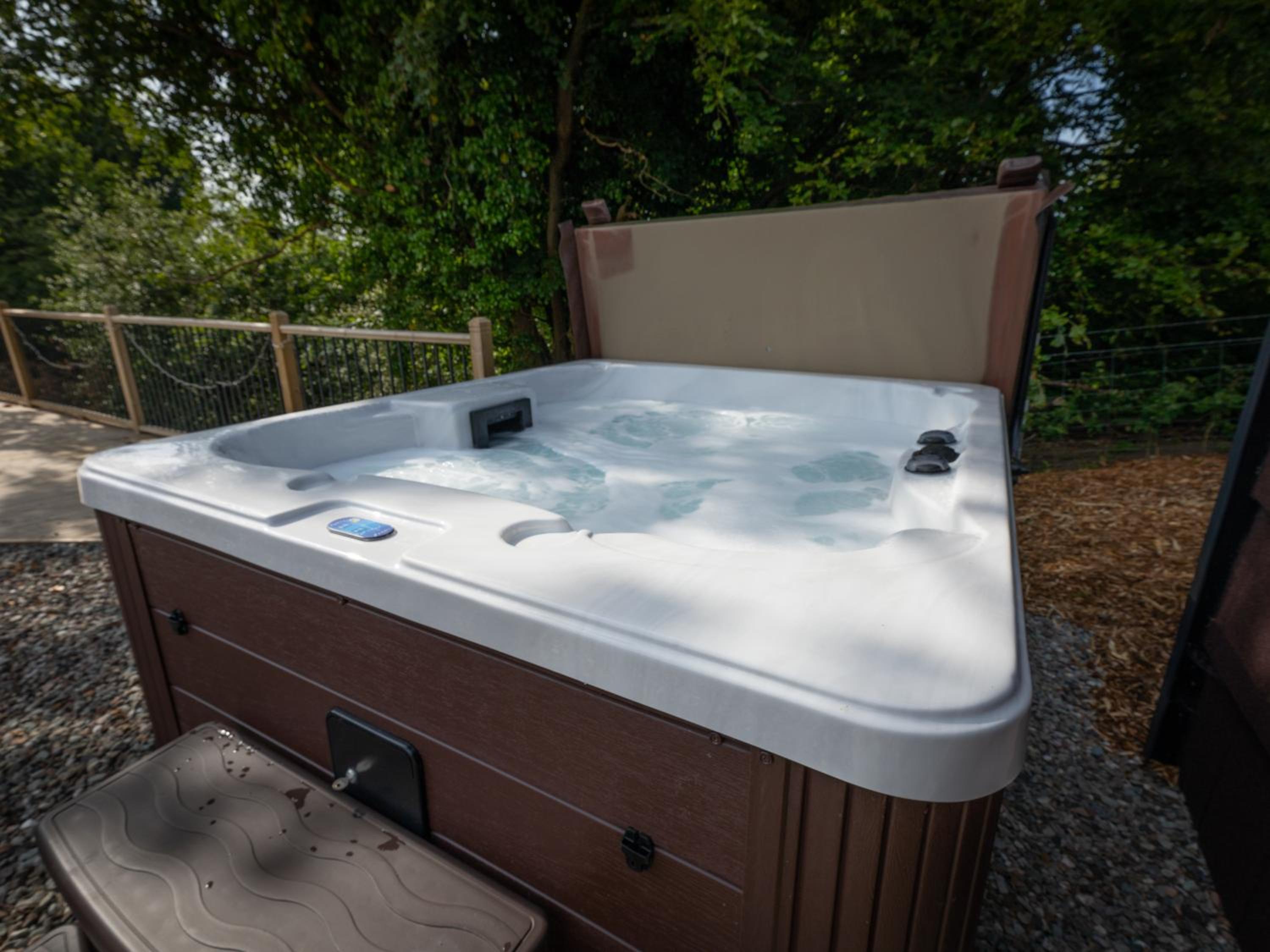 Lodge With Hot Tub