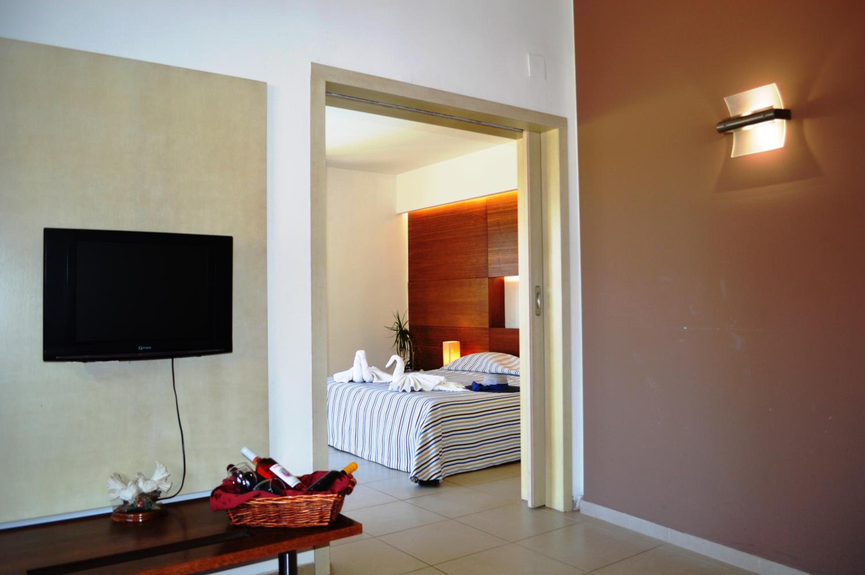 Two-Bedroom Suite - Photo 4