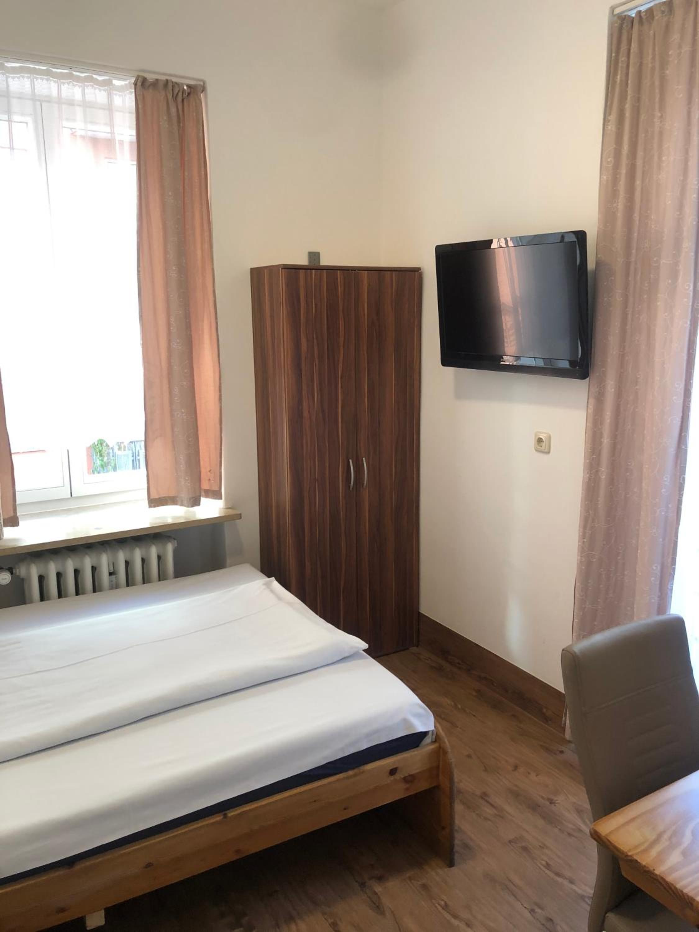 Single room with shared toilet and shower