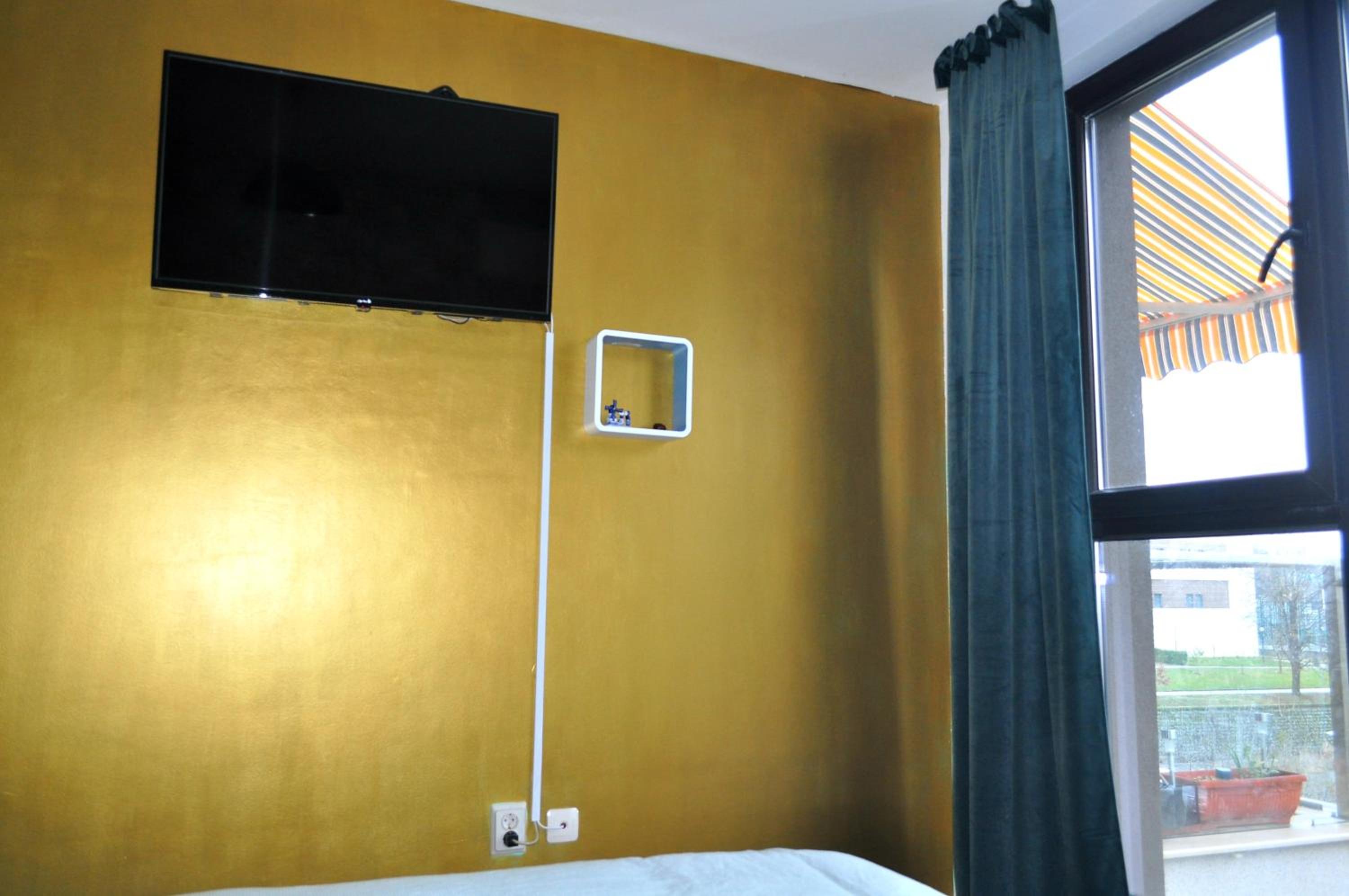 One-Bedroom Apartment - Photo 12