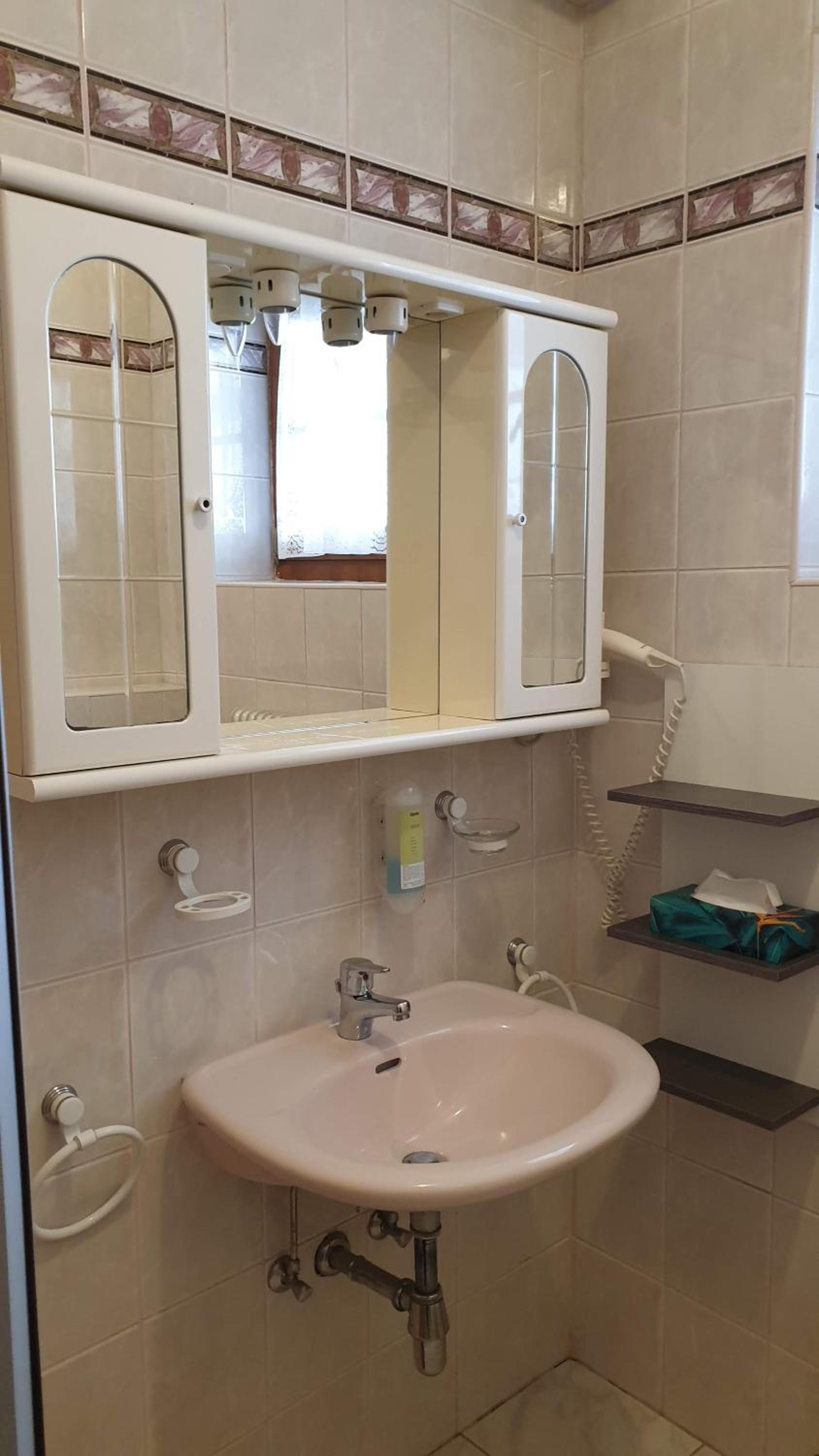 Double Room with Balcony - Photo 18