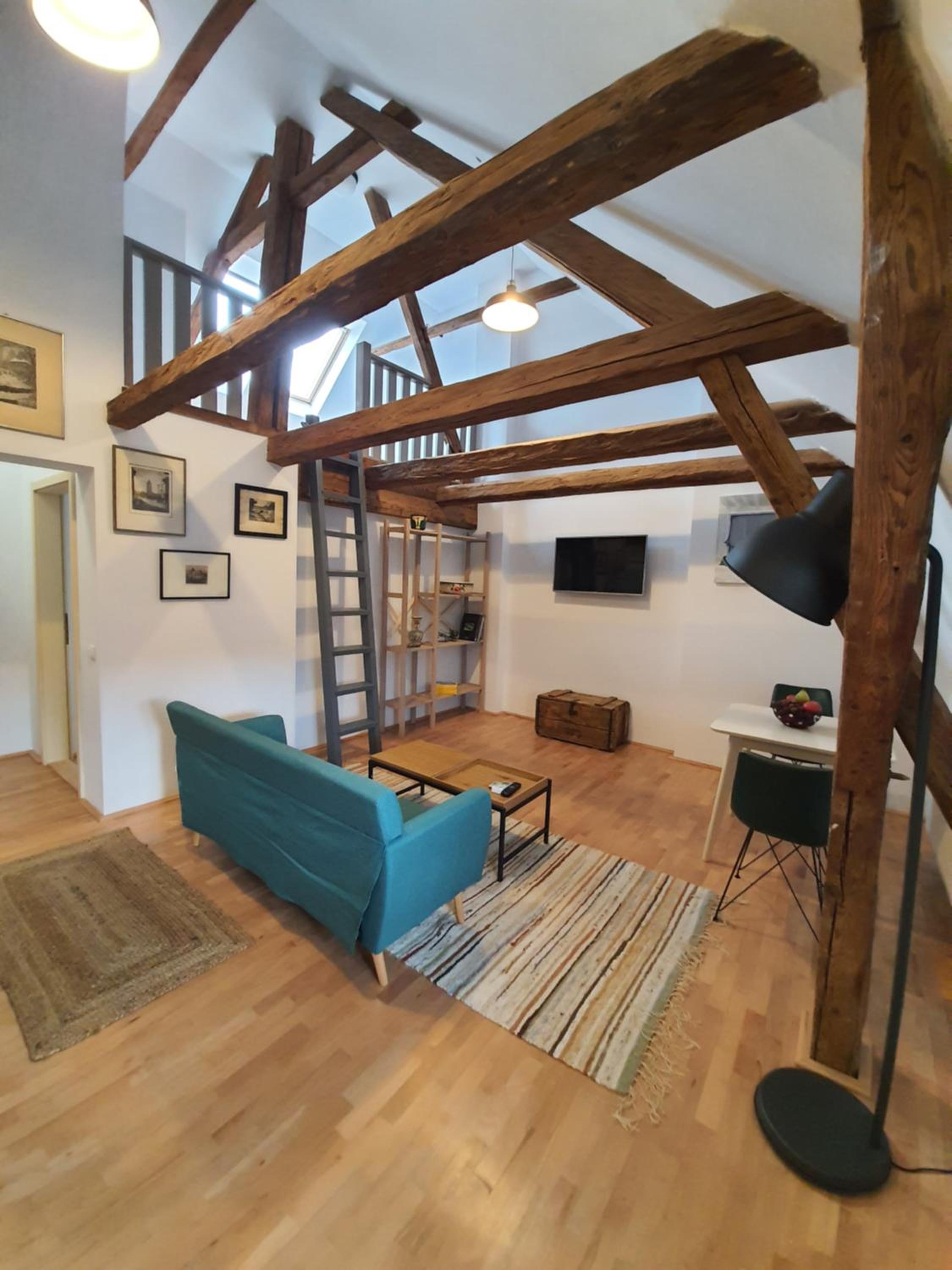 Apartment - Split Level - Photo 1