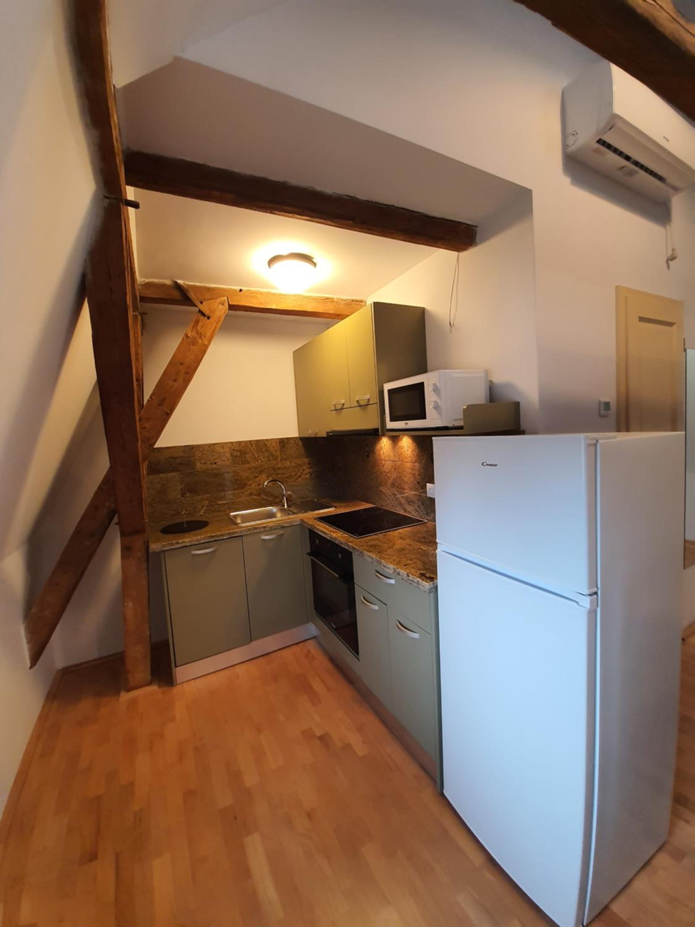 Apartment - Split Level - Photo 2