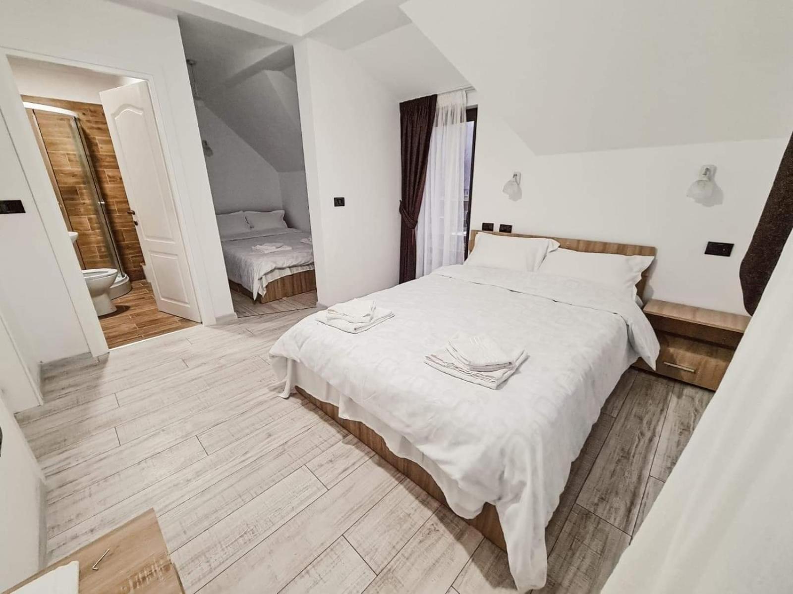 Double Room - Photo 5