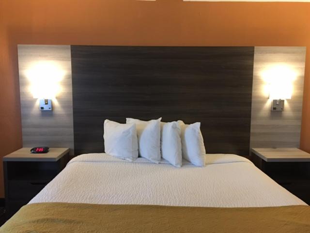 King Room - Non-Smoking - Photo 3