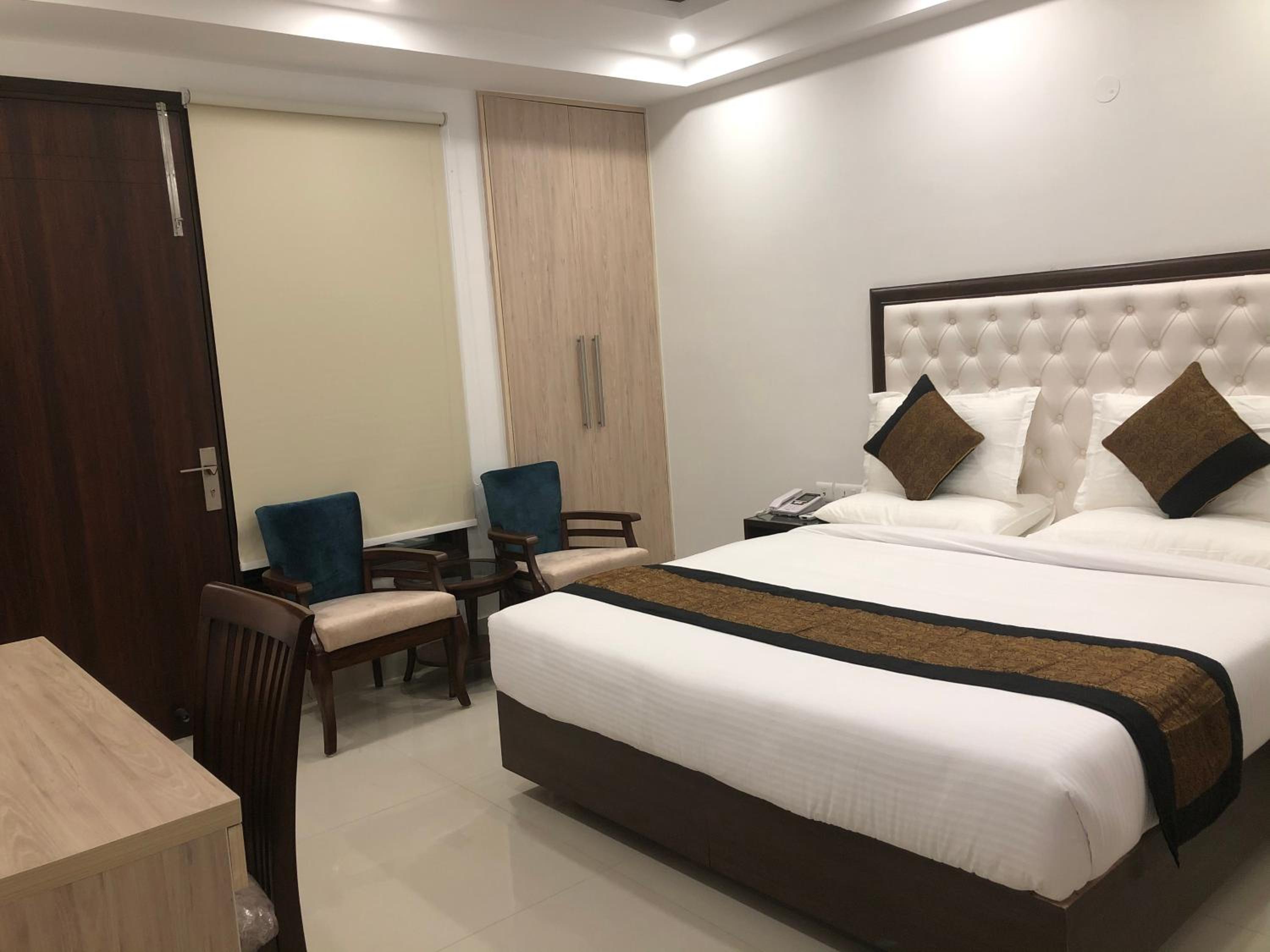 Deluxe Double Room with Balcony - Photo 4