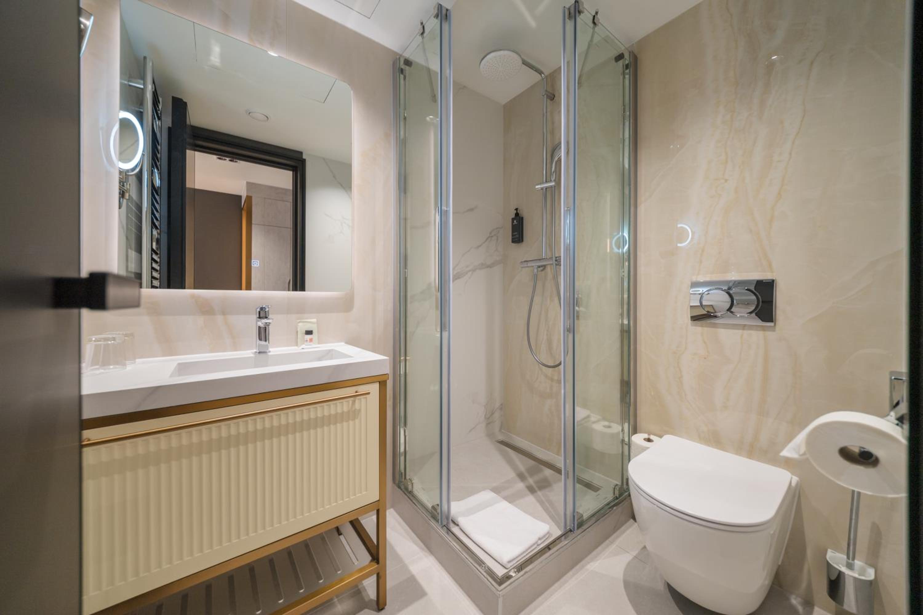 Superior Double or Twin Room thumbnail 6