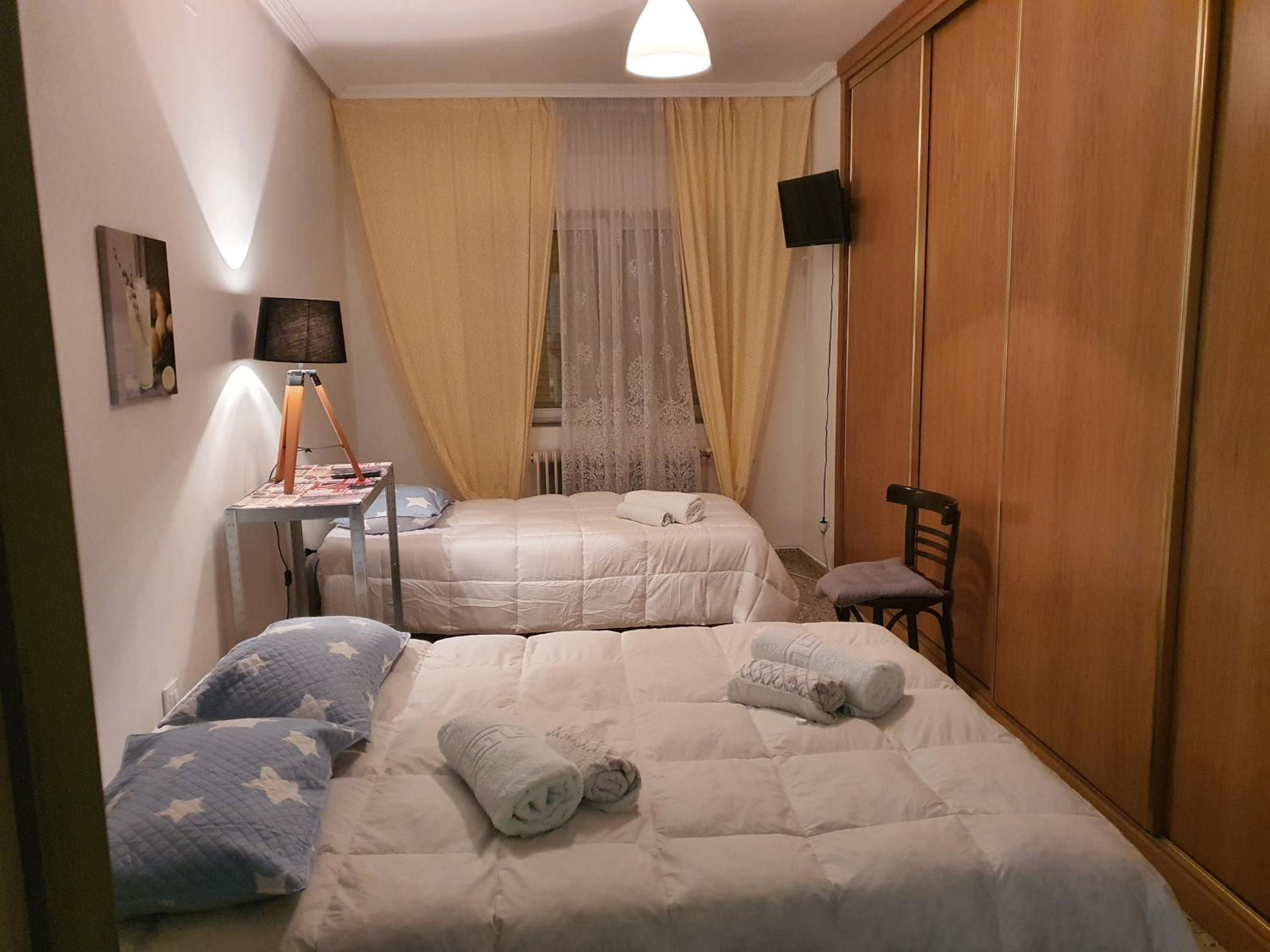 Habitación Triple con Baño Compartido