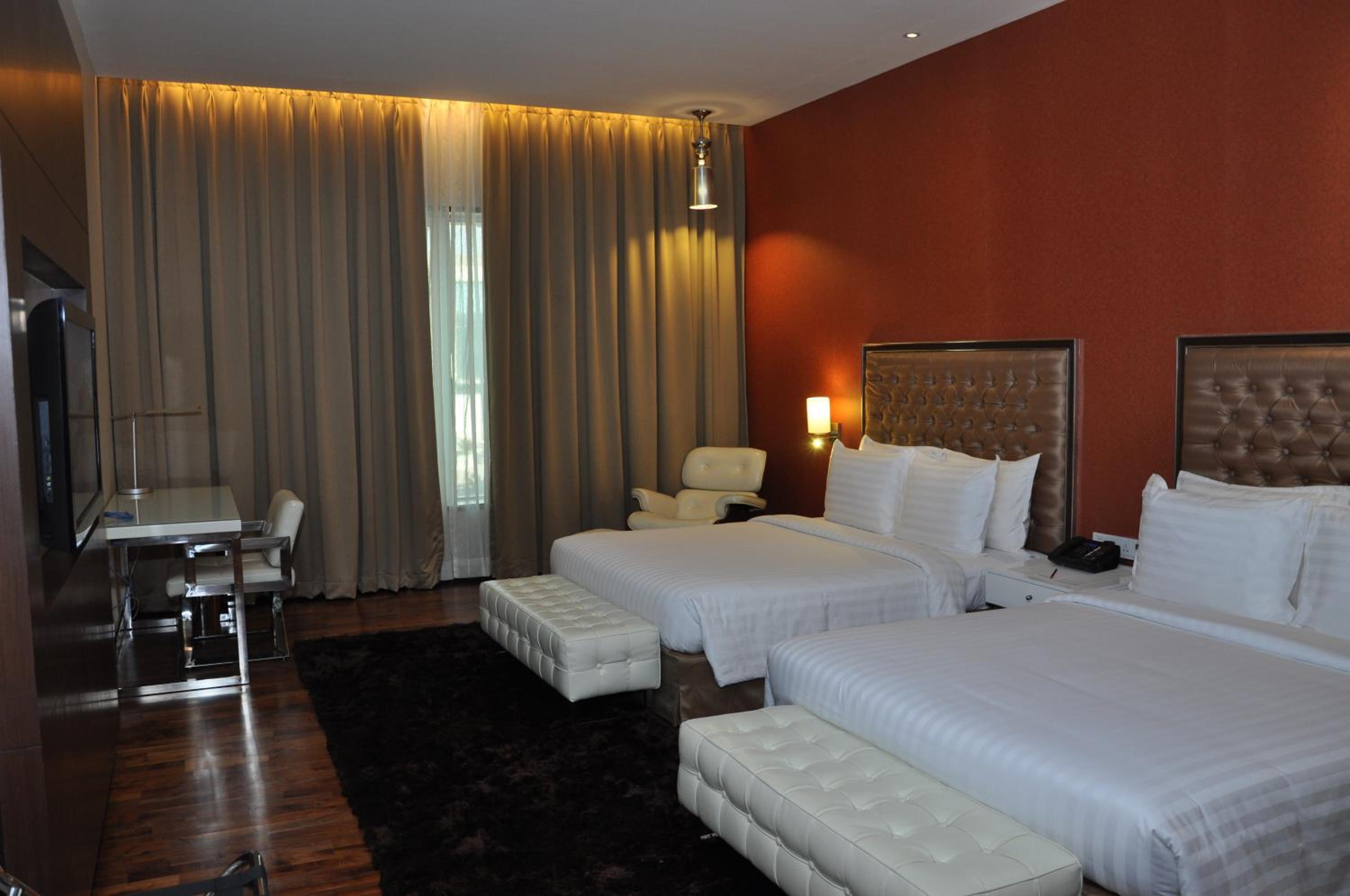 Deluxe Queen Family Room