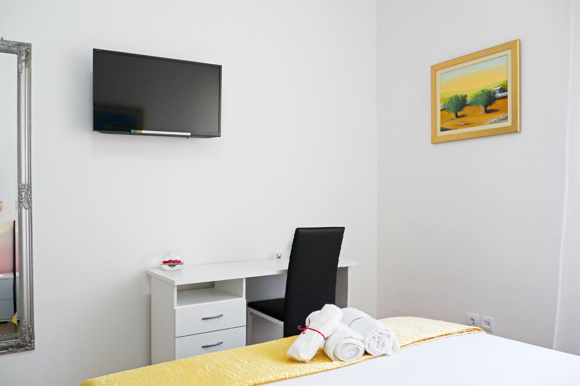 Double Room - Photo 7
