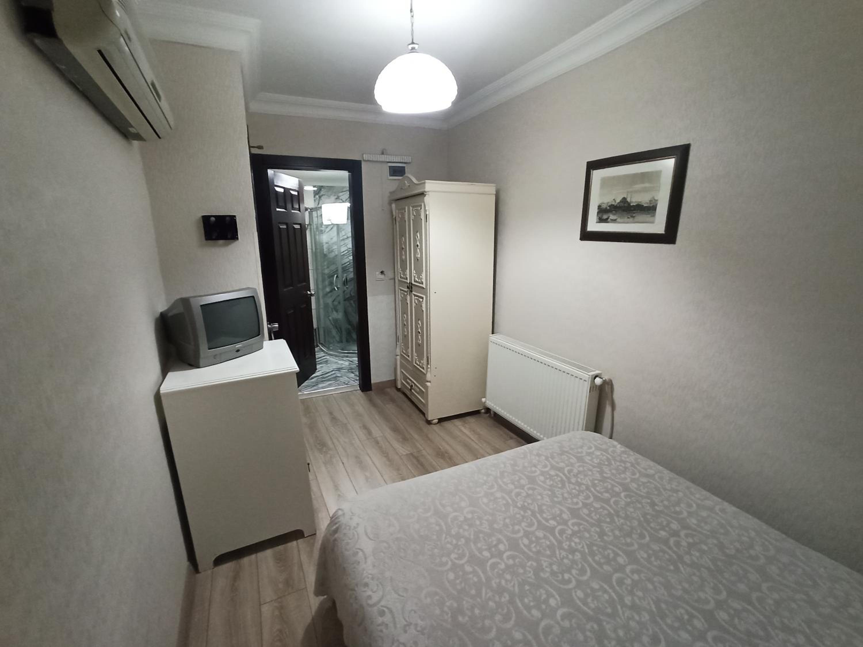Single Room - Basement photo 2