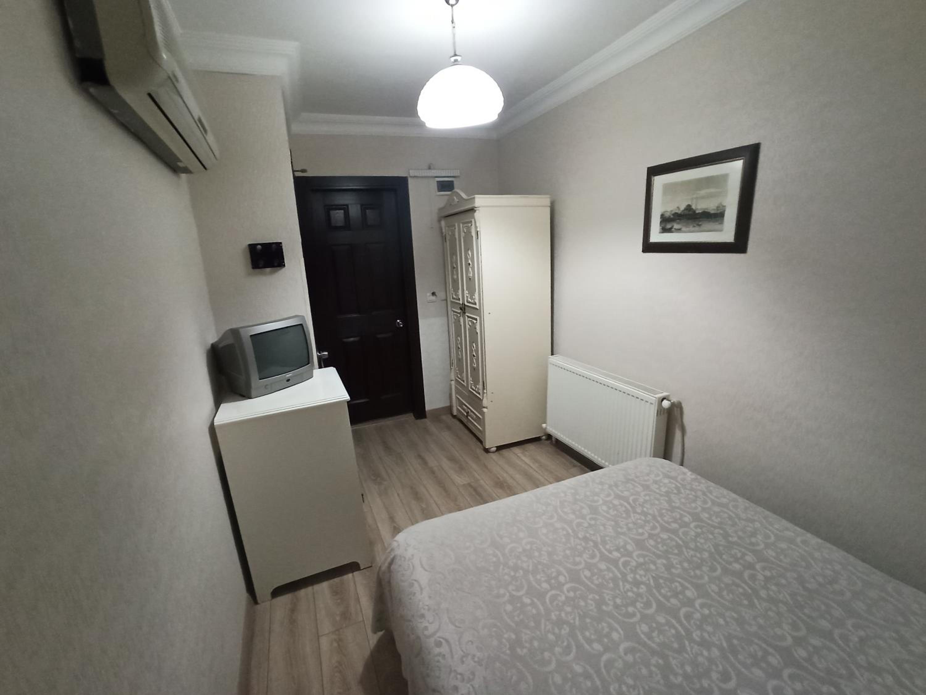 Single Room - Basement photo 3