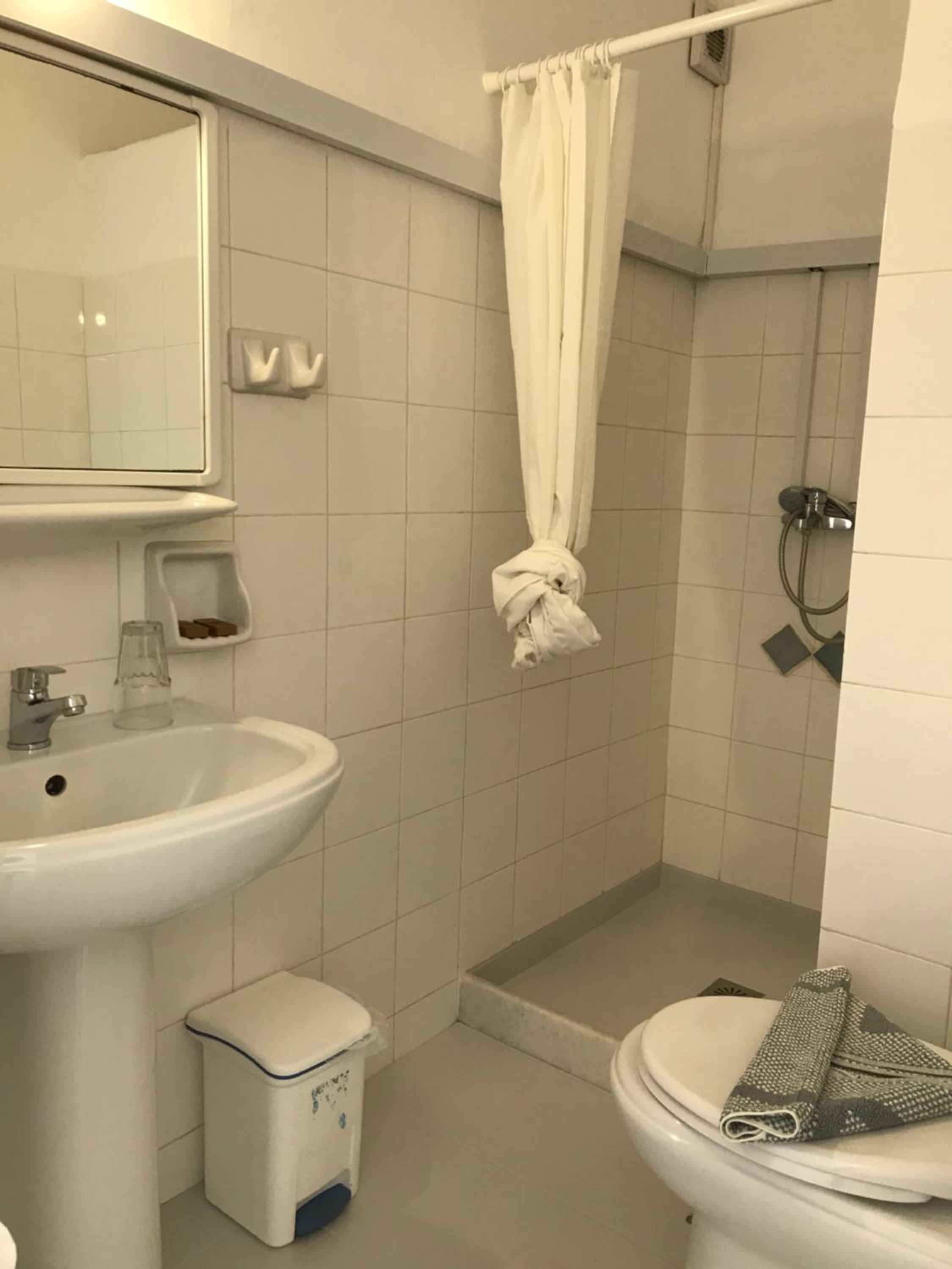 Standard Double Room - Photo 8