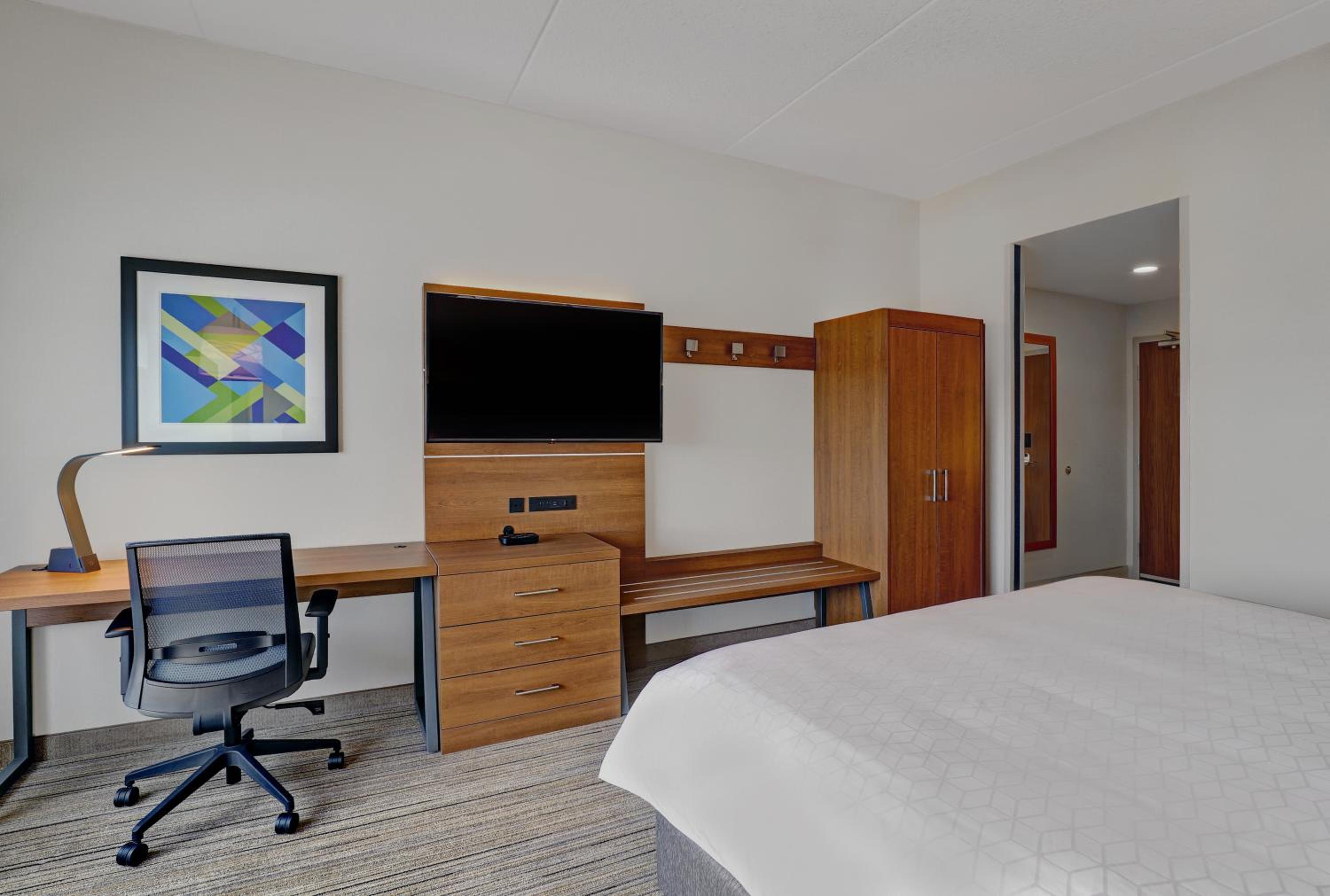 Standard King Room - Photo 8