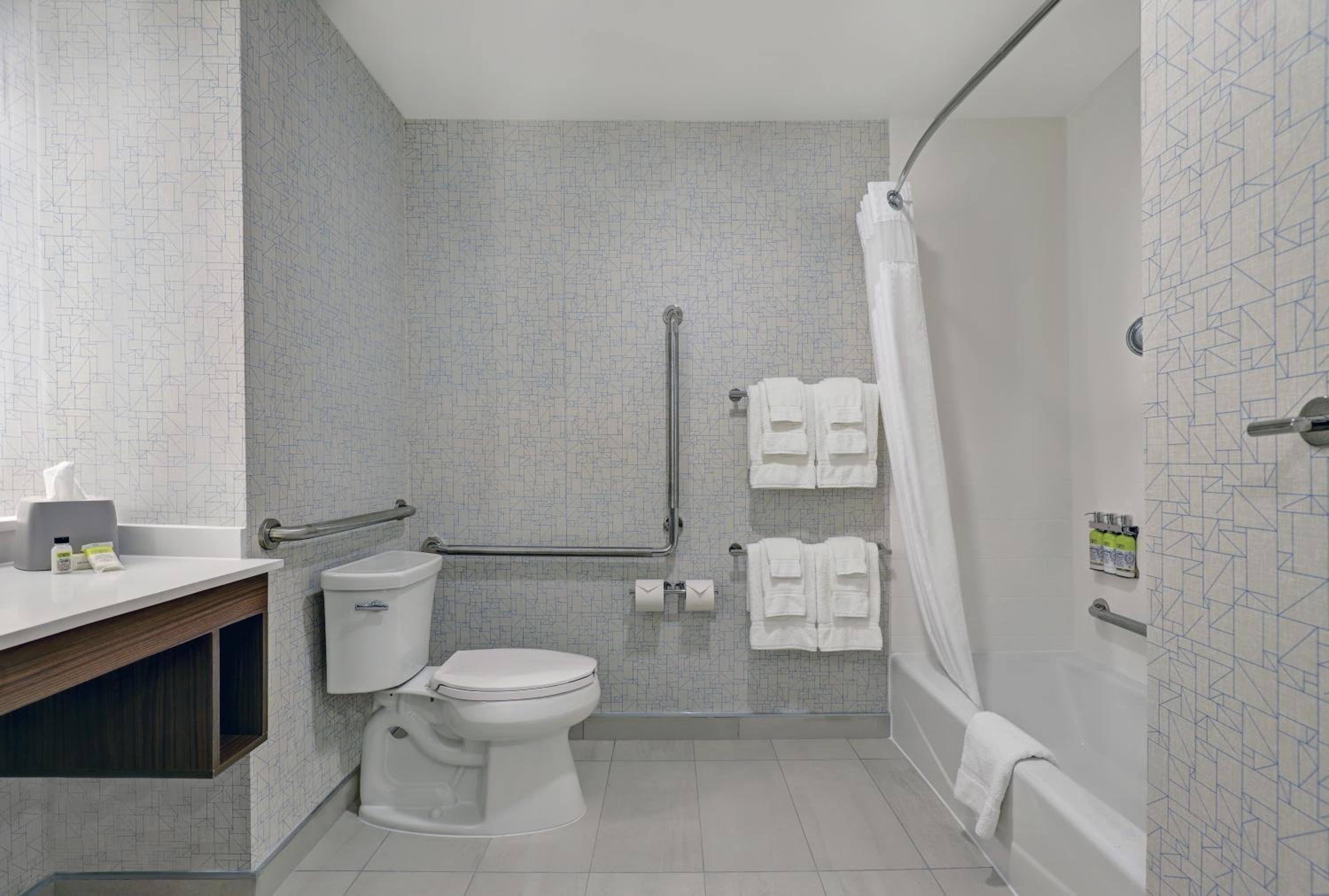 Standard Queen Room with Two Queen Beds and Mobility Accessible Tub - Photo 2
