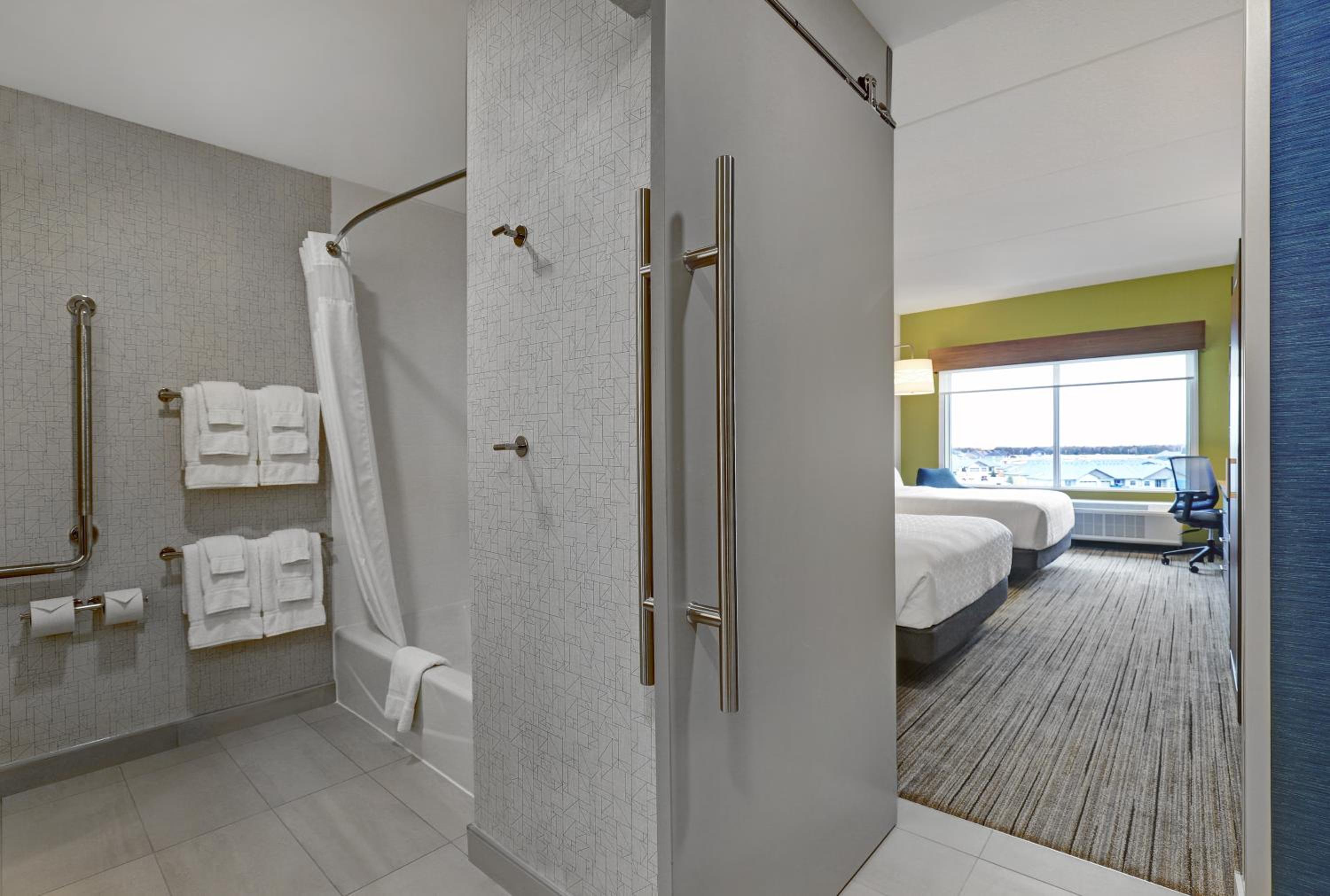 Standard Queen Room with Two Queen Beds and Mobility Accessible Tub - Photo 7