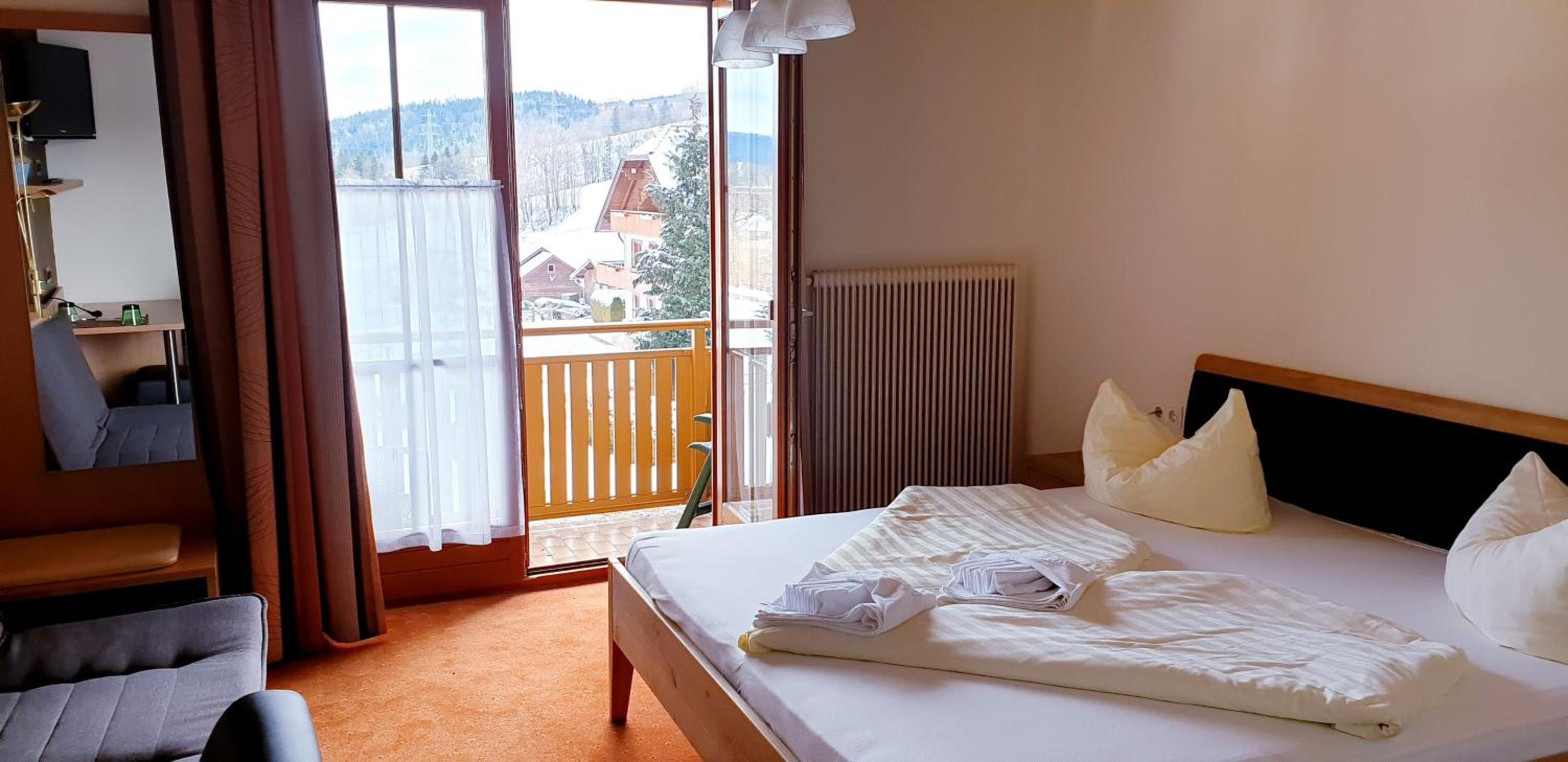 Double Room with Balcony - Photo 16