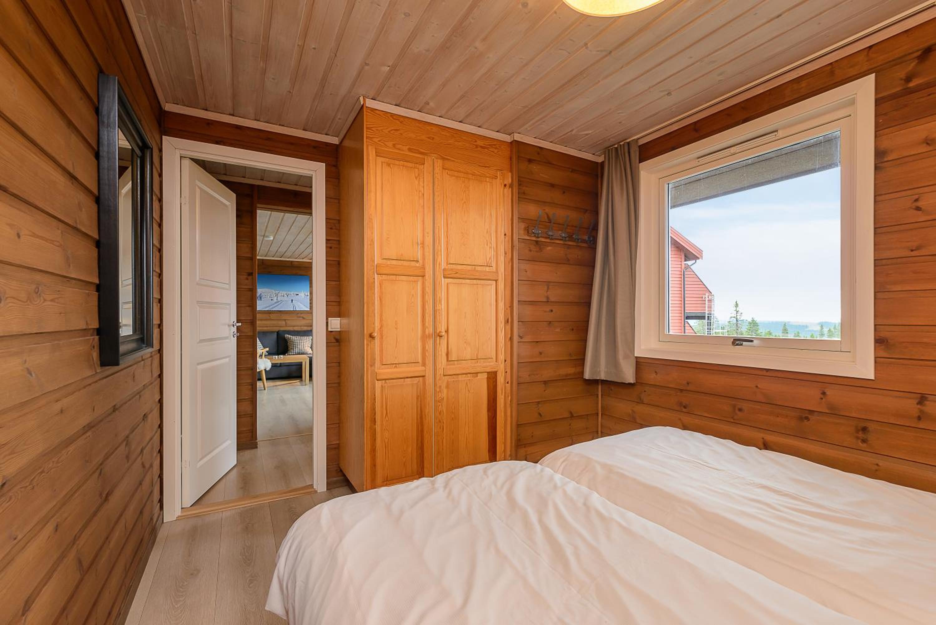 Apartment with Mountain View - Photo 2