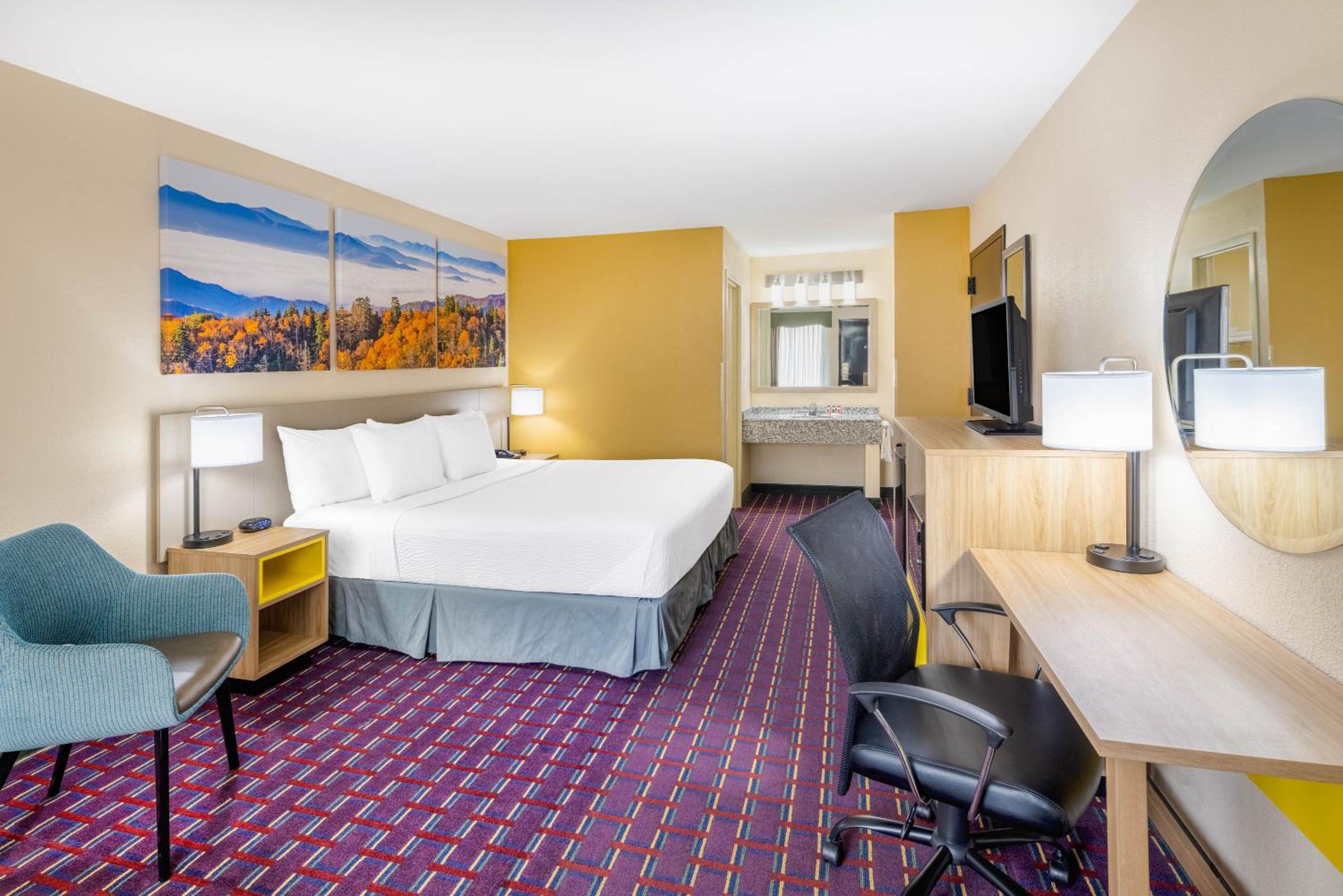 King Room - Non-Smoking - Photo 5
