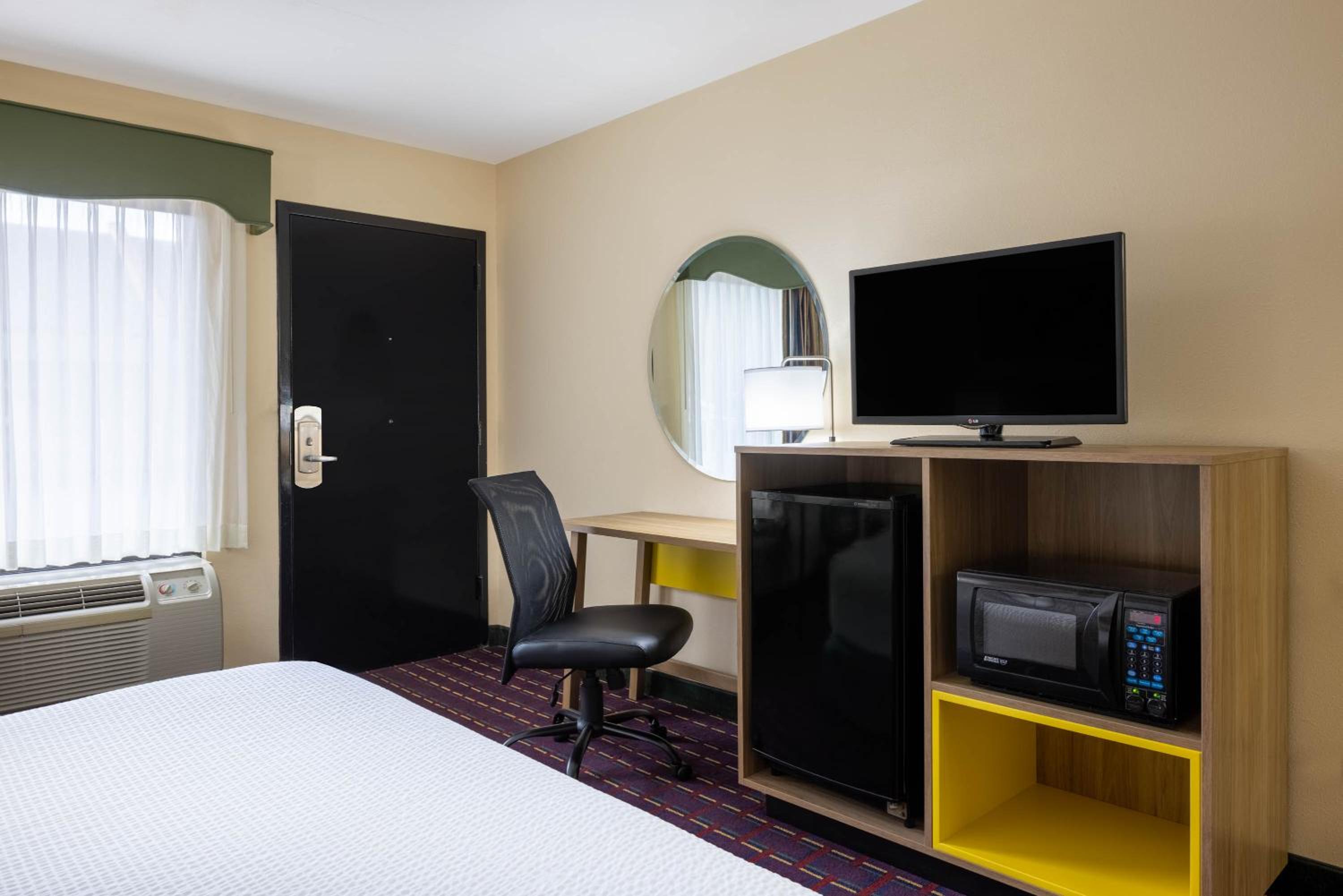 King Room - Disability Access/Non-Smoking - Photo 4