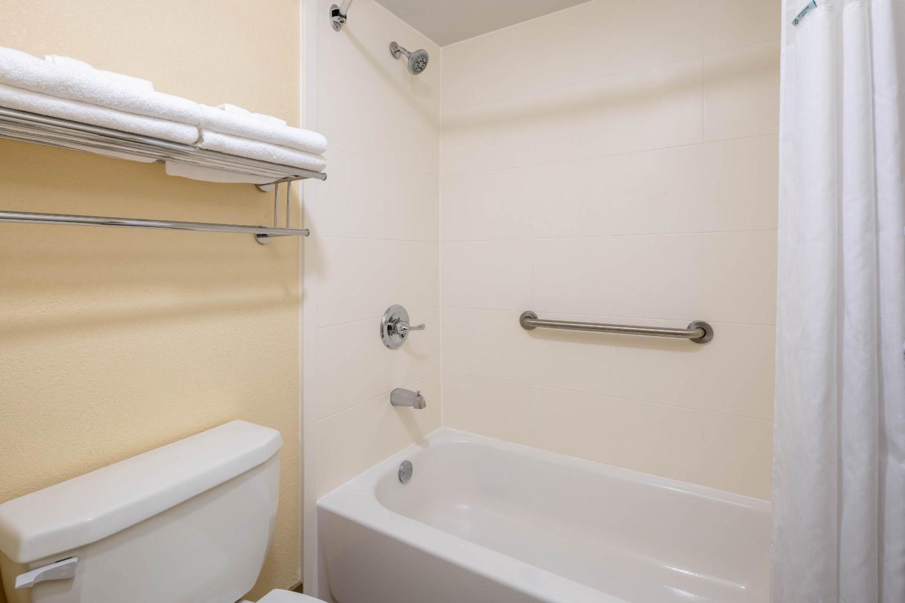 King Room - Non-Smoking - Photo 2