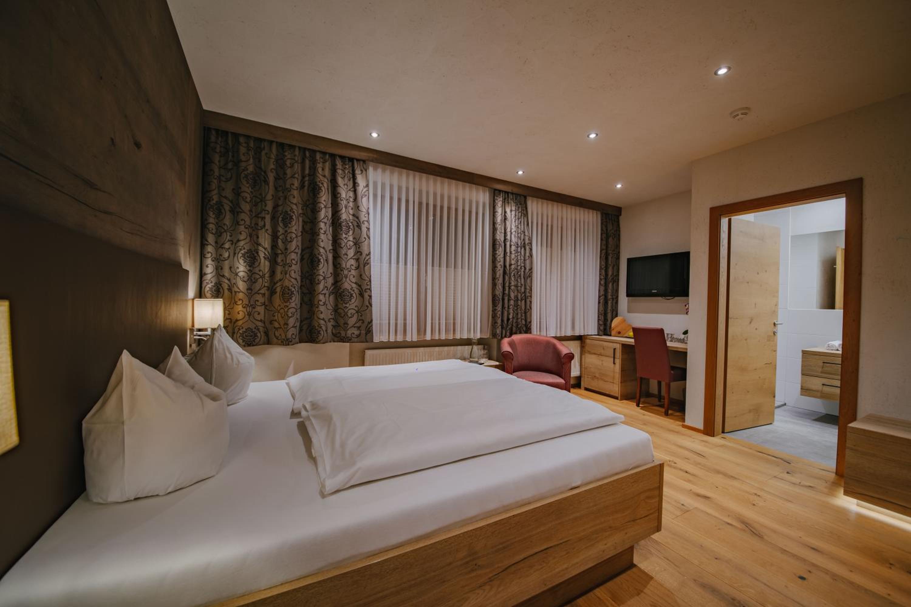 Budget Double Room photo 3