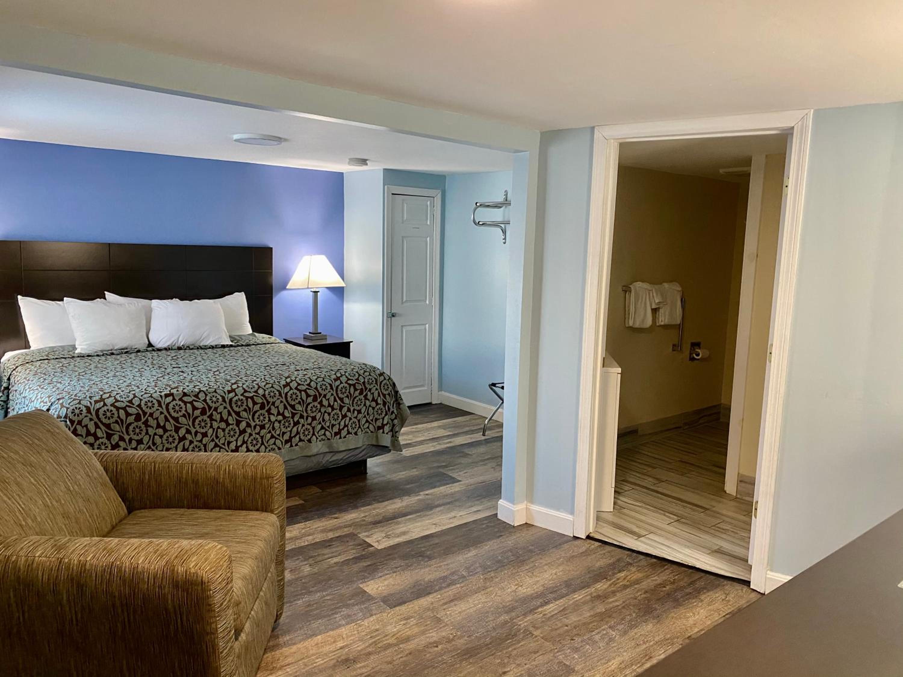 1 King Bed, One-Bedroom Cottage Suite, Non-Smoking photo 2