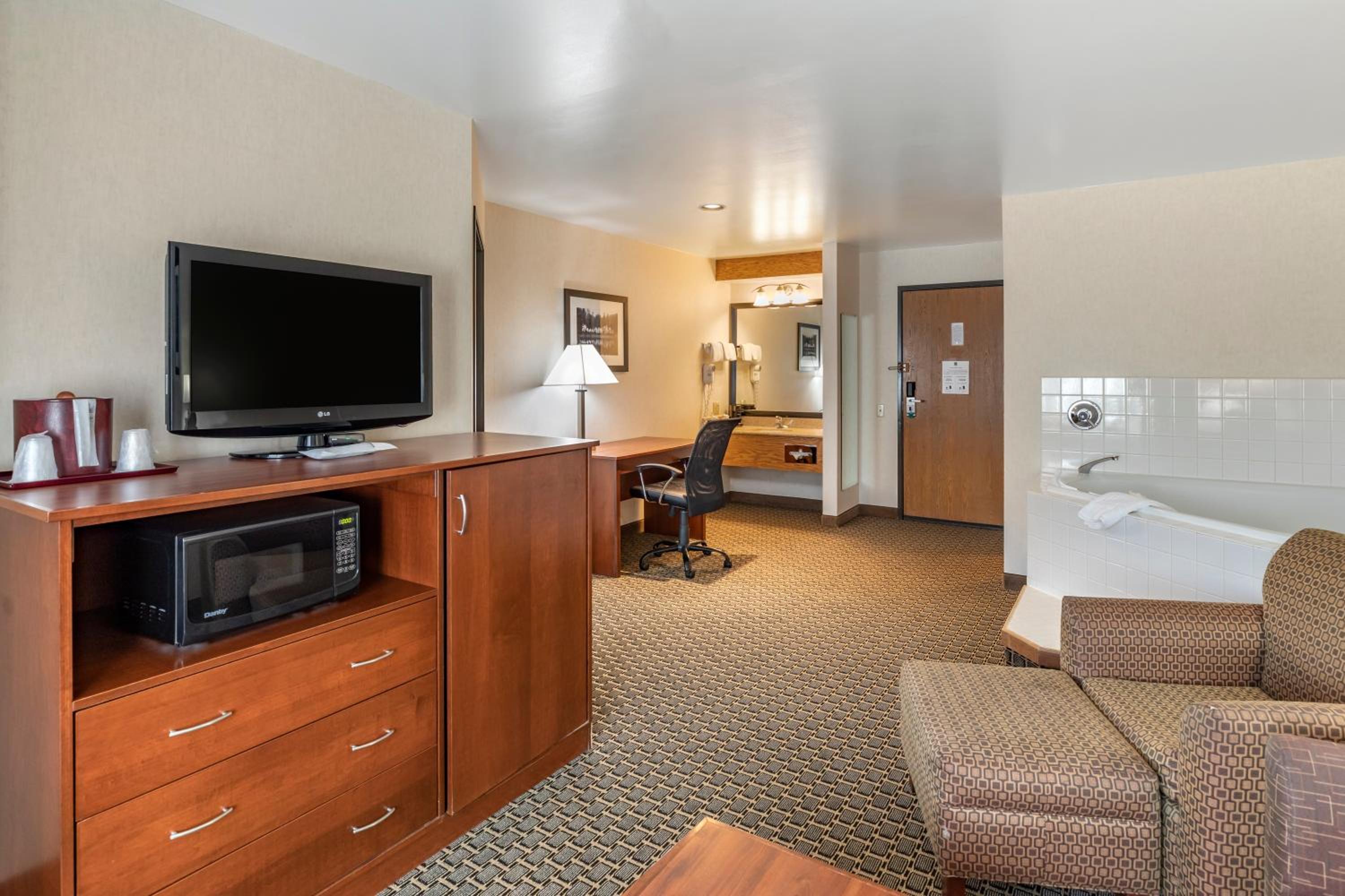 King Suite - Non-Smoking photo 3