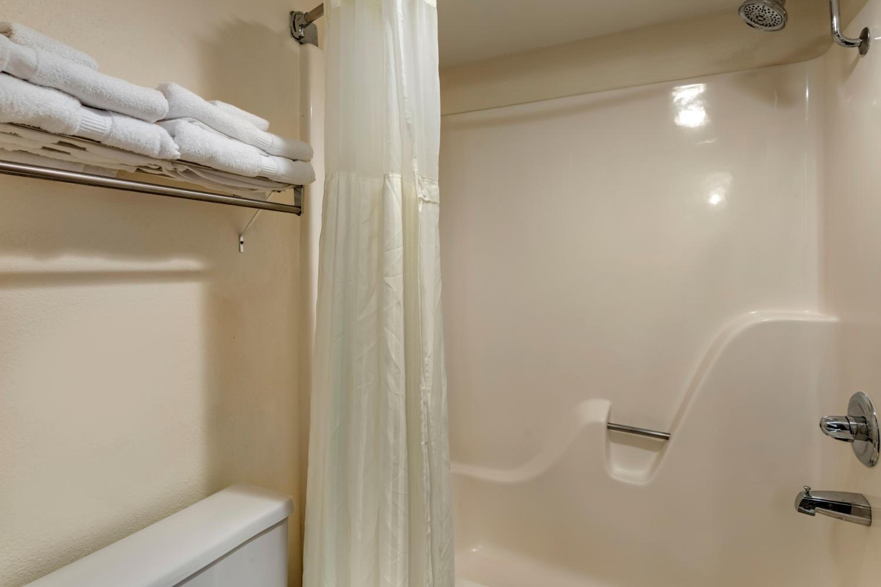 King Suite - Non-Smoking - Photo 3