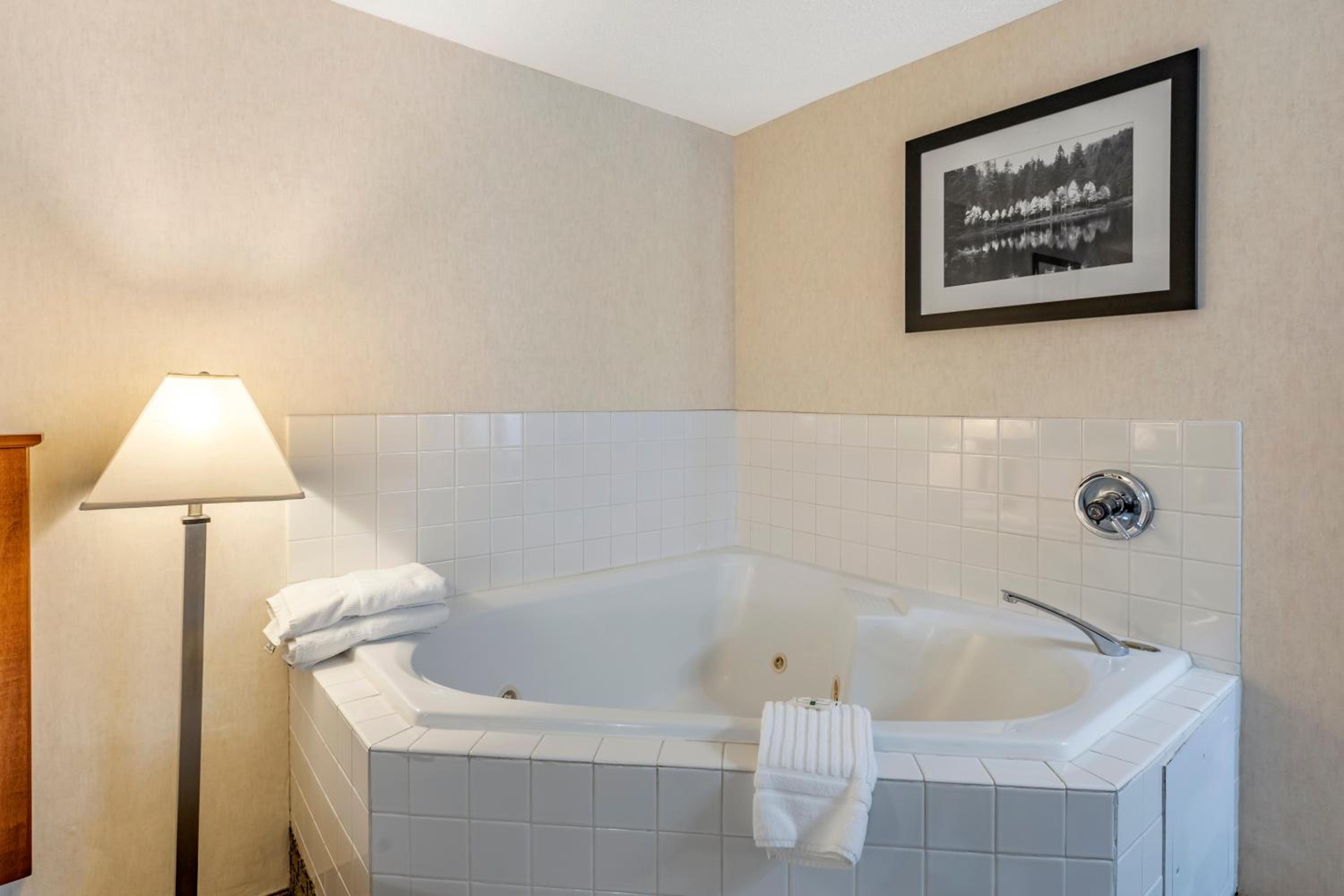 King Suite - Non-Smoking photo 2