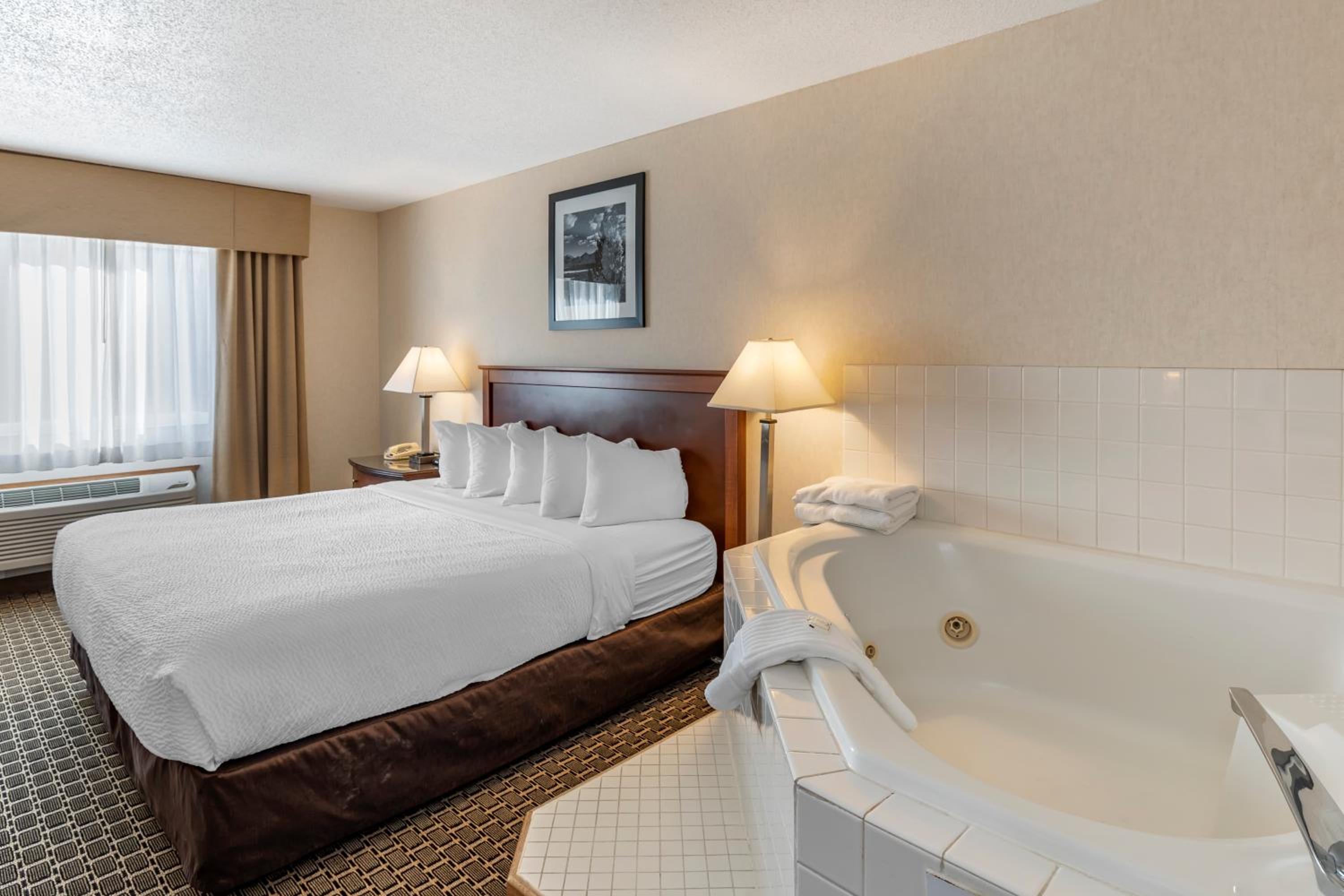 King Suite - Non-Smoking - Photo 2