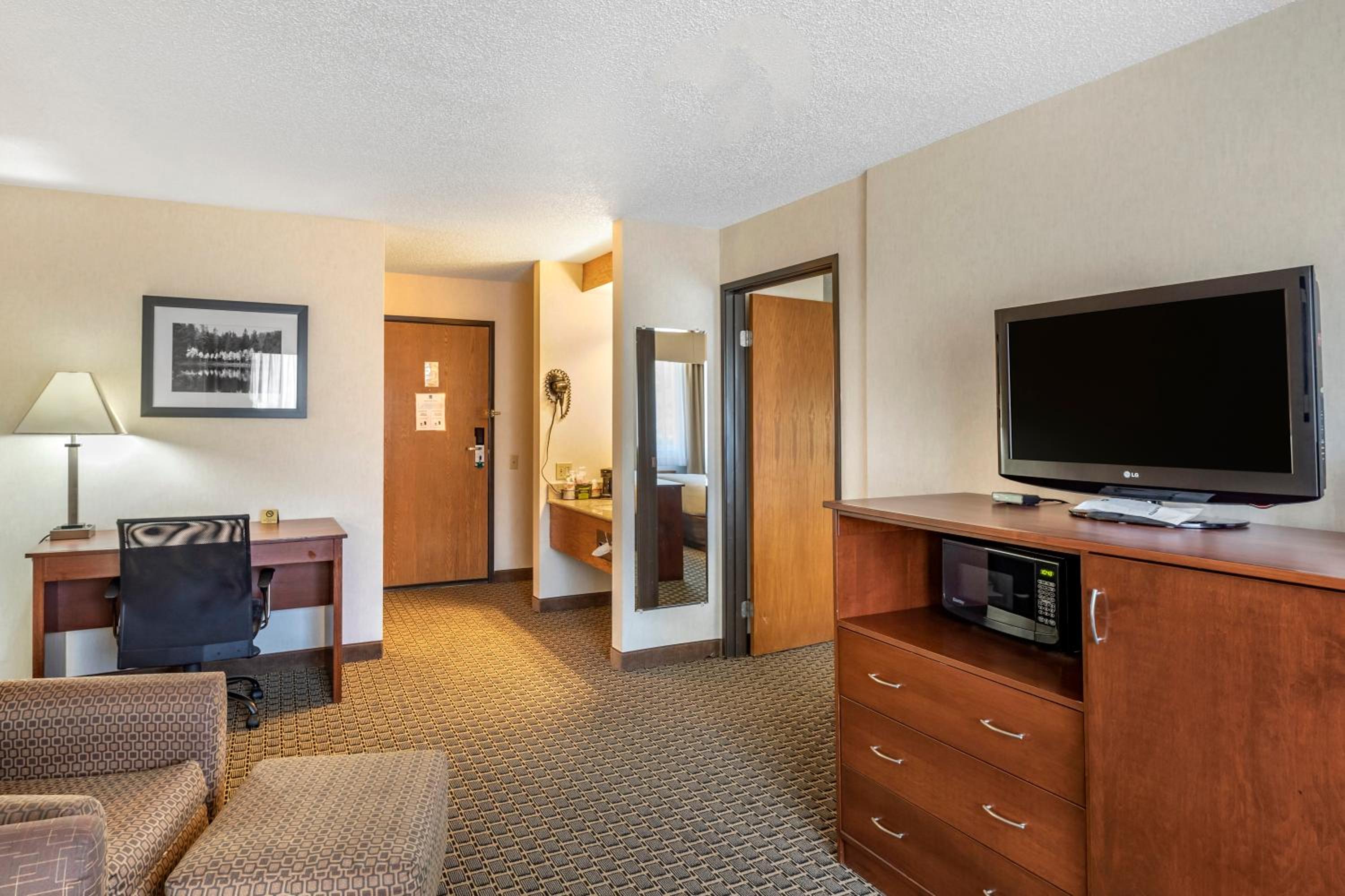 King Suite with Sofa Bed - Non-Smoking - Photo 5