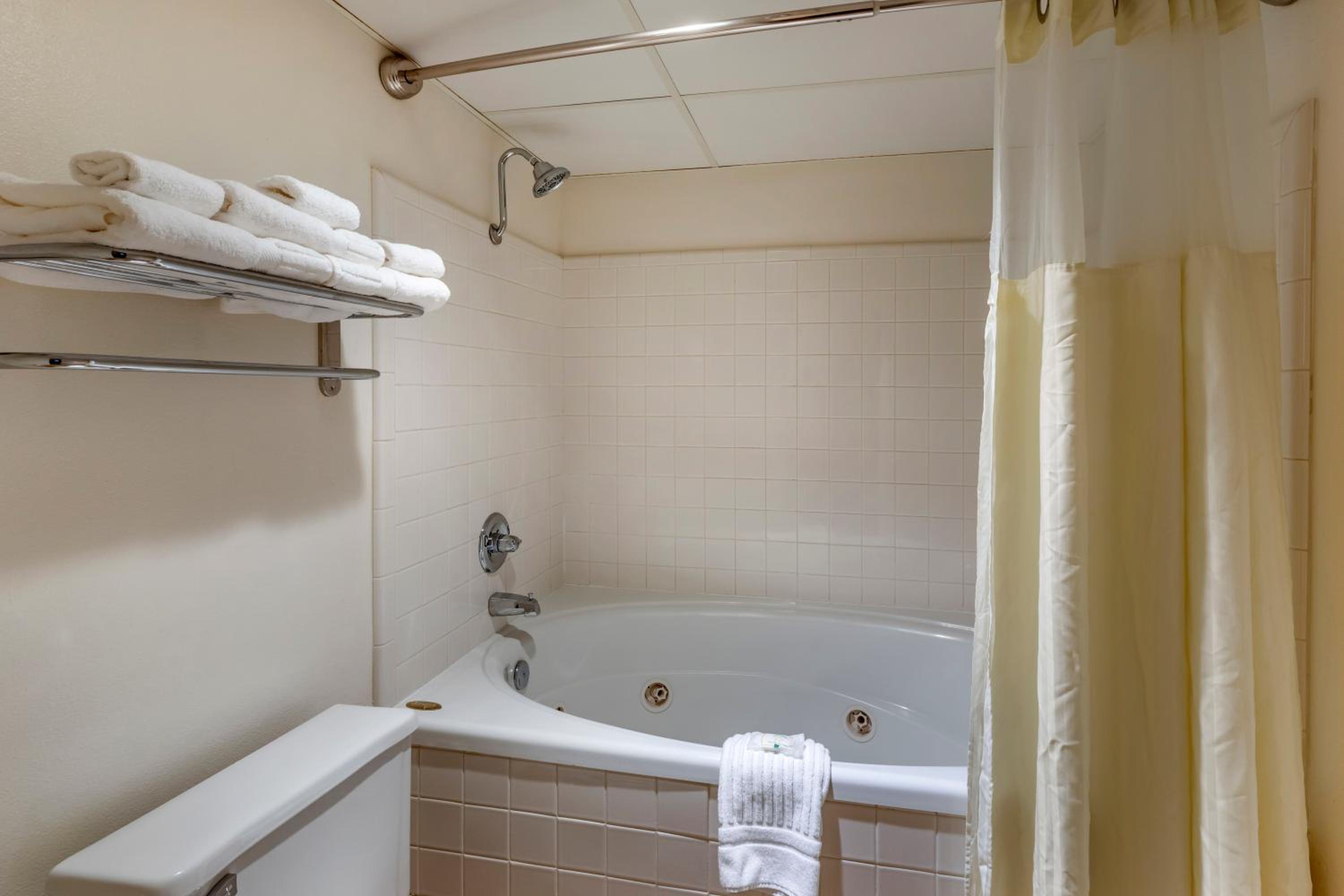 King Room with Whirlpool - Non-Smoking - Photo 3