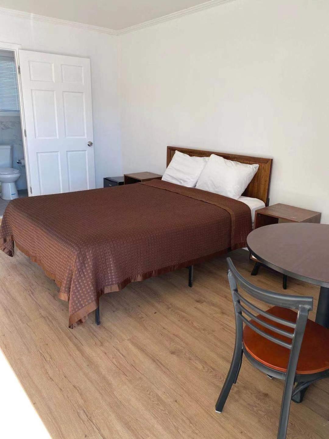 Queen Room - Disability Access photo 1