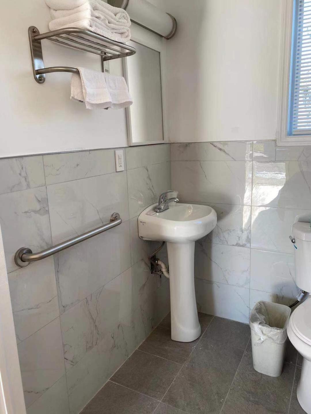 Queen Room - Disability Access photo 2