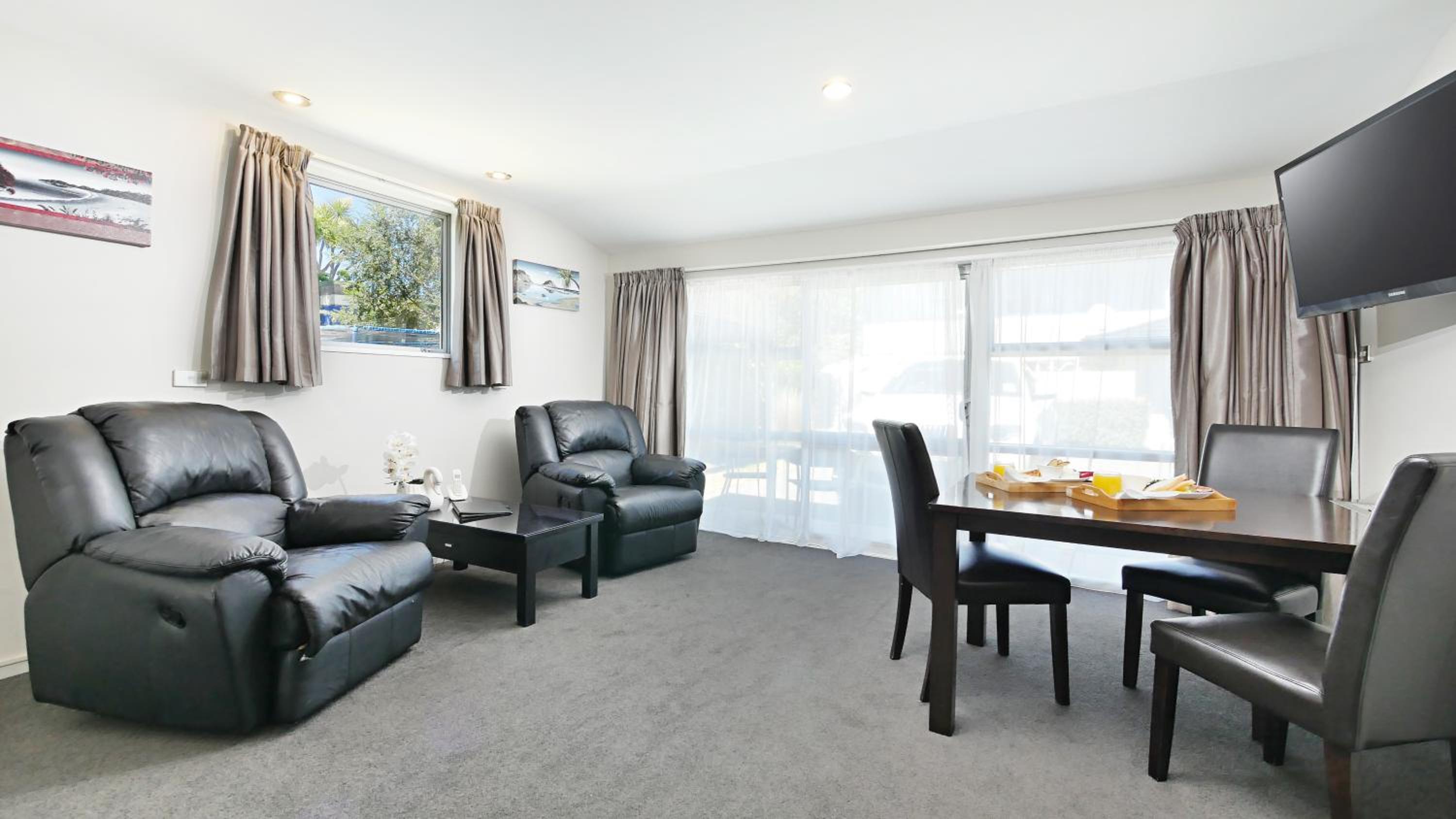Deluxe One-Bedroom Apartment - Photo 2