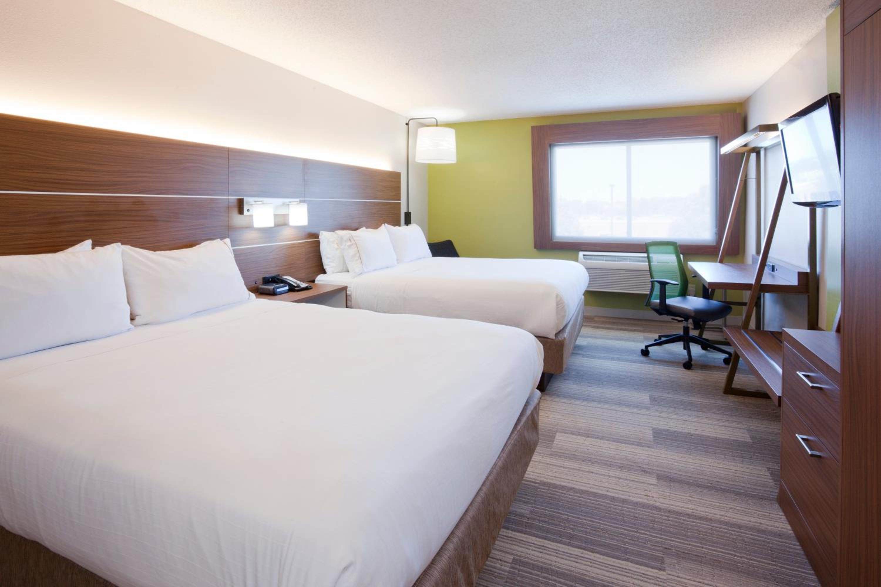 Standard Queen Room with Two Queen Beds - Photo 2