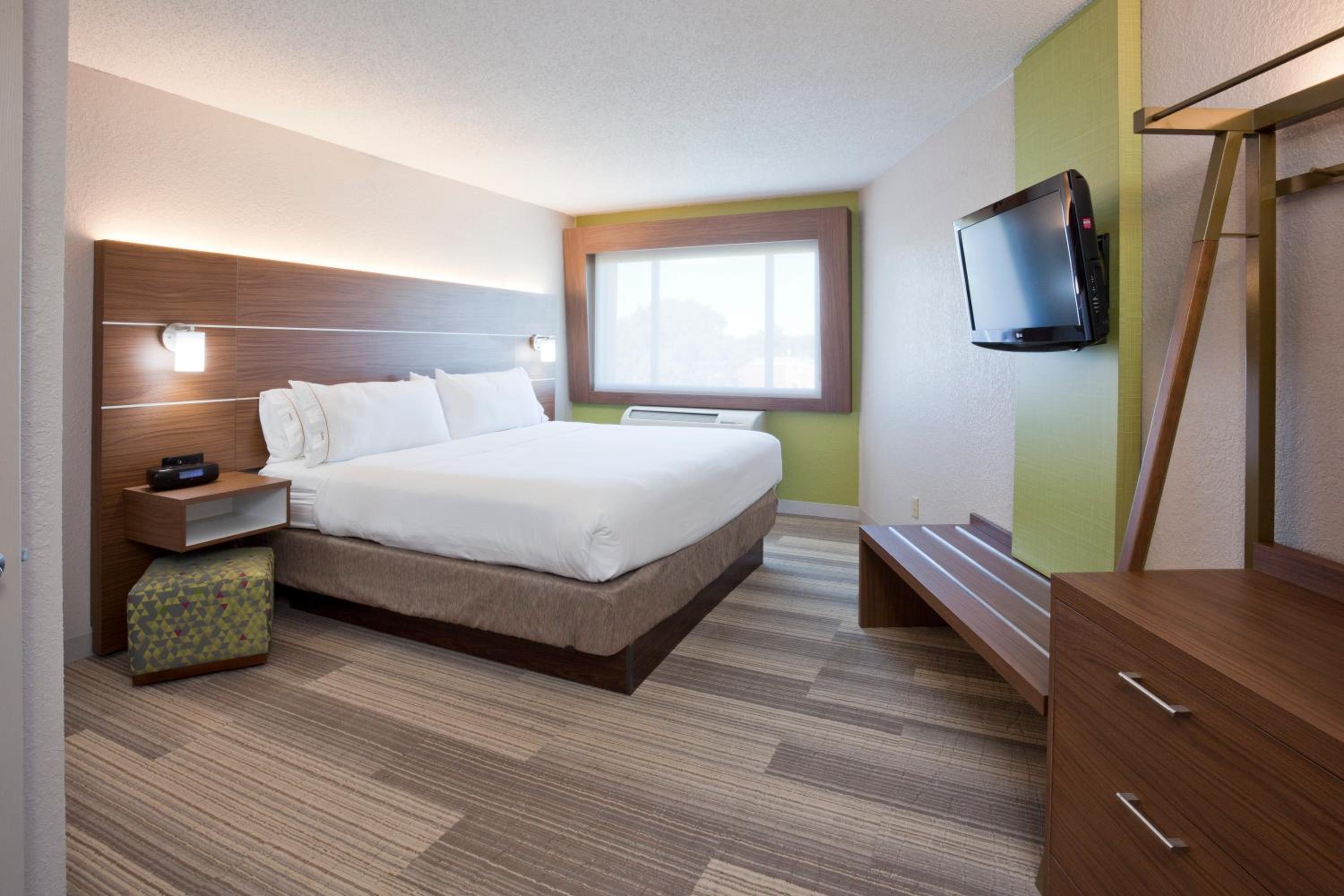 One-Bedroom King Suite - Photo 4