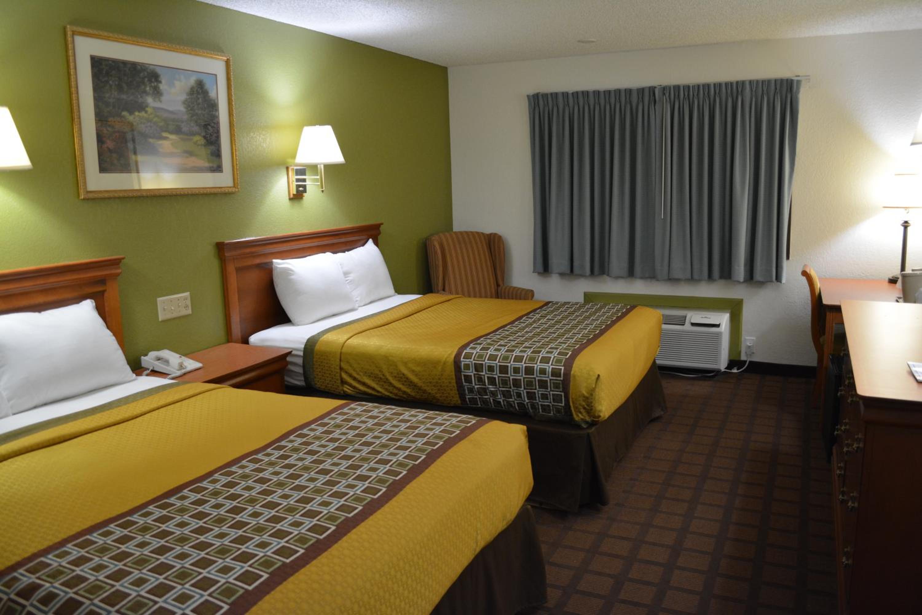 Queen Room with Two Queen Beds - Disability Access photo 2