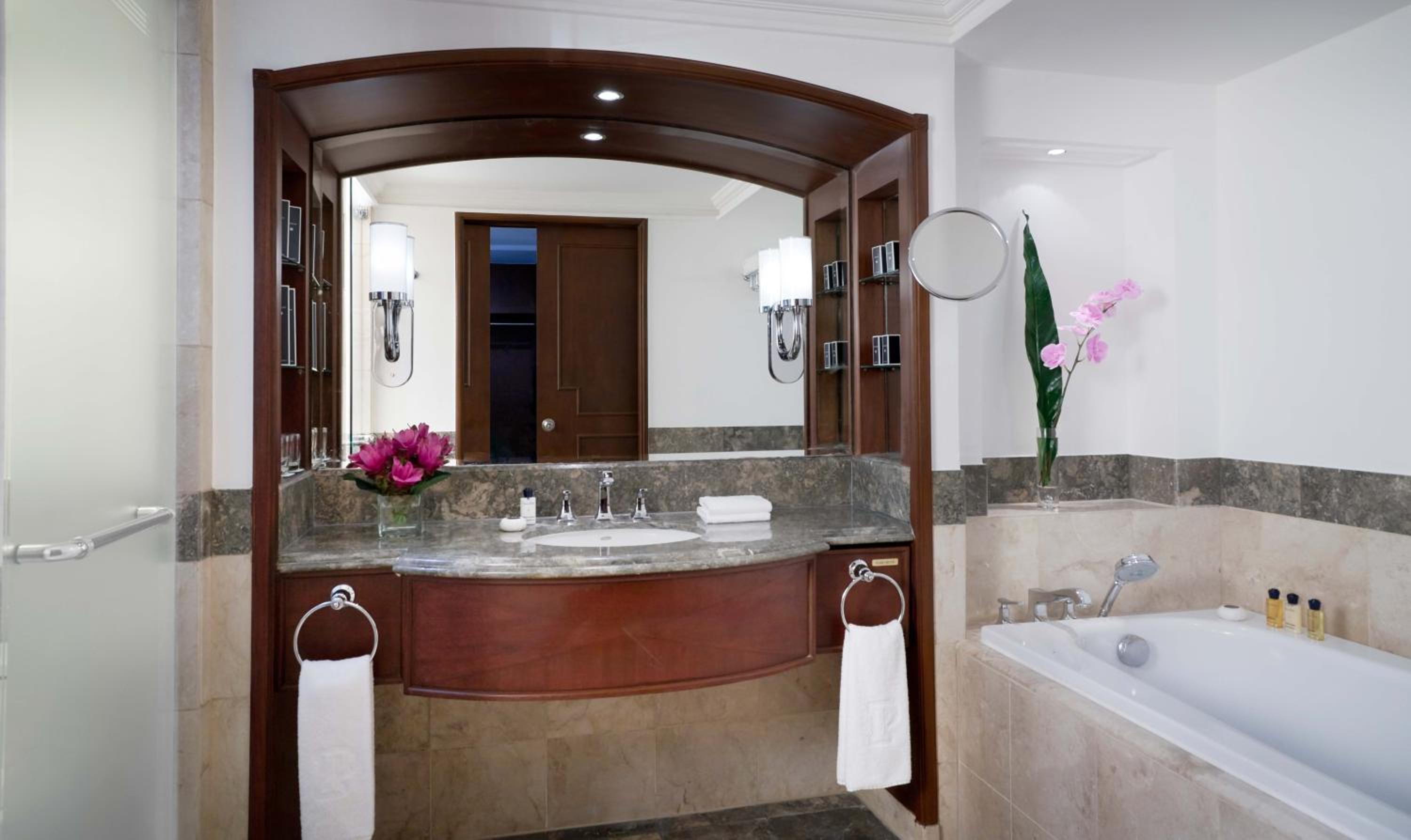 Deluxe King Room - Photo 4