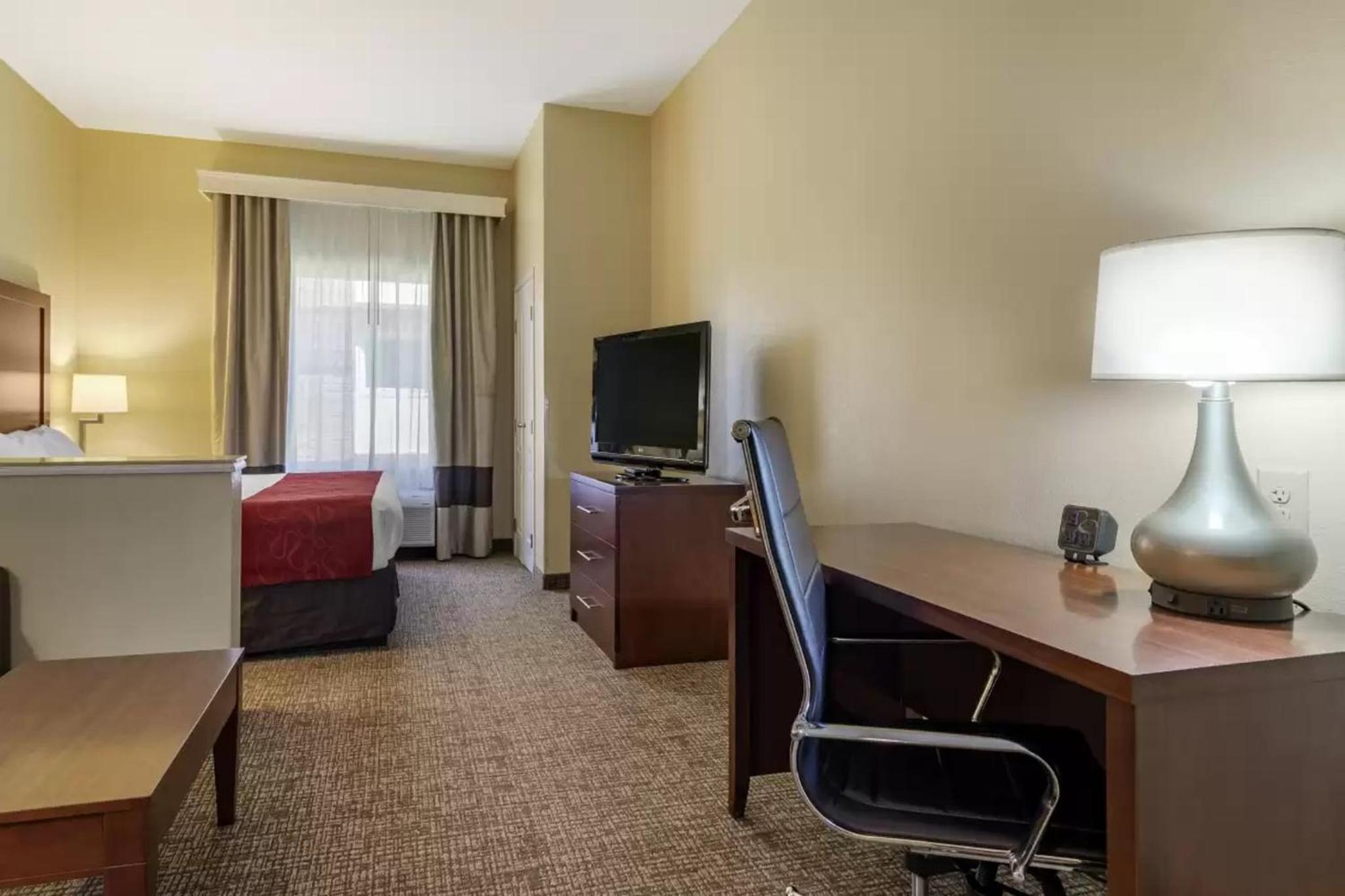 King Suite - Non-Smoking - Photo 4