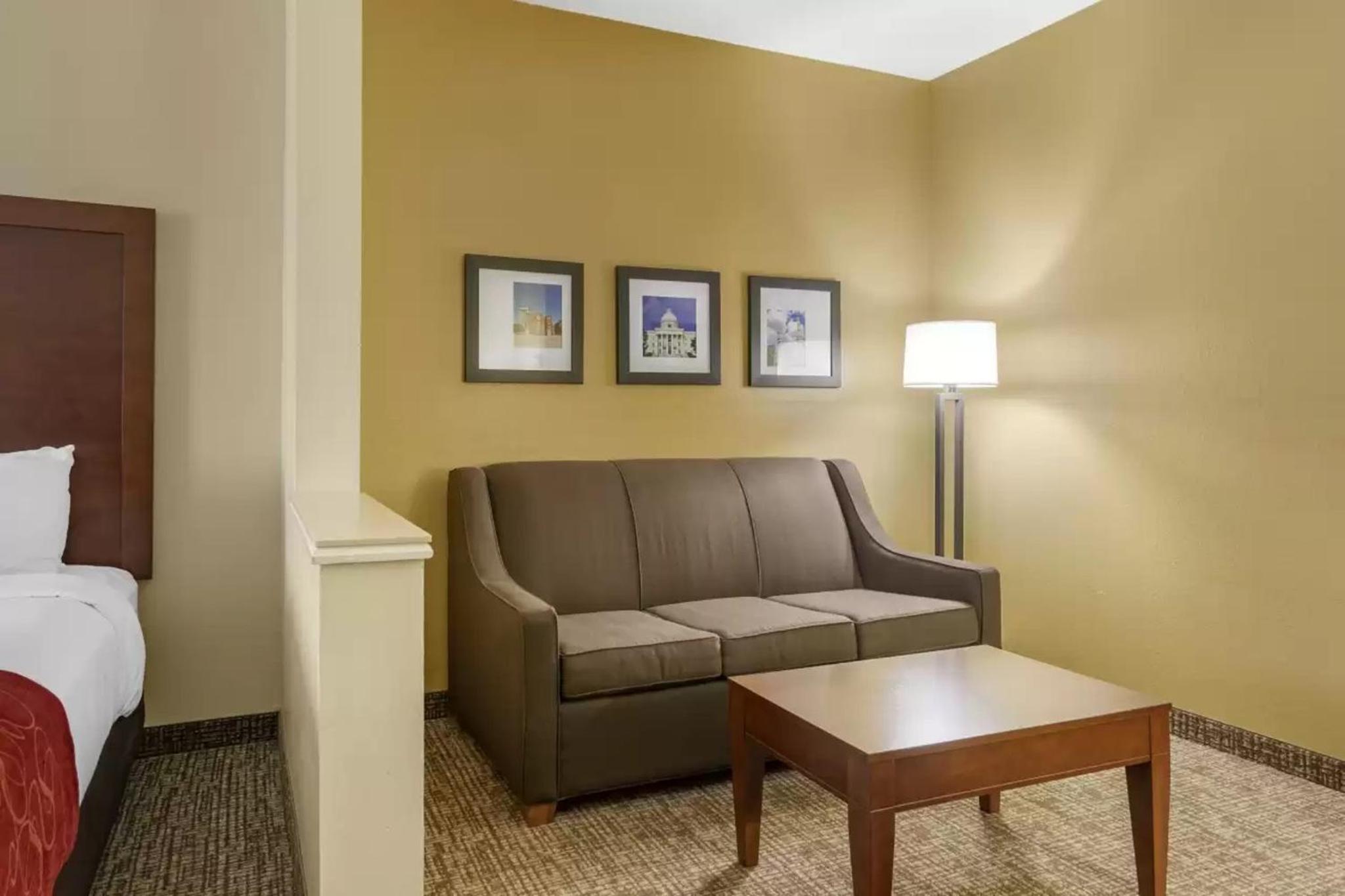Queen Suite with Two Queen Beds - Non-Smoking - Photo 6