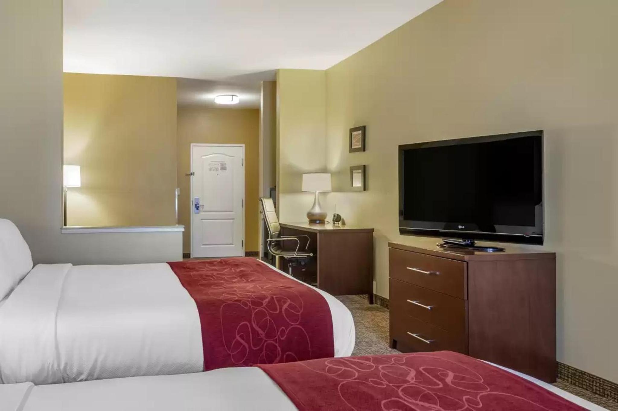 Queen Suite with Two Queen Beds - Non-Smoking - Photo 5