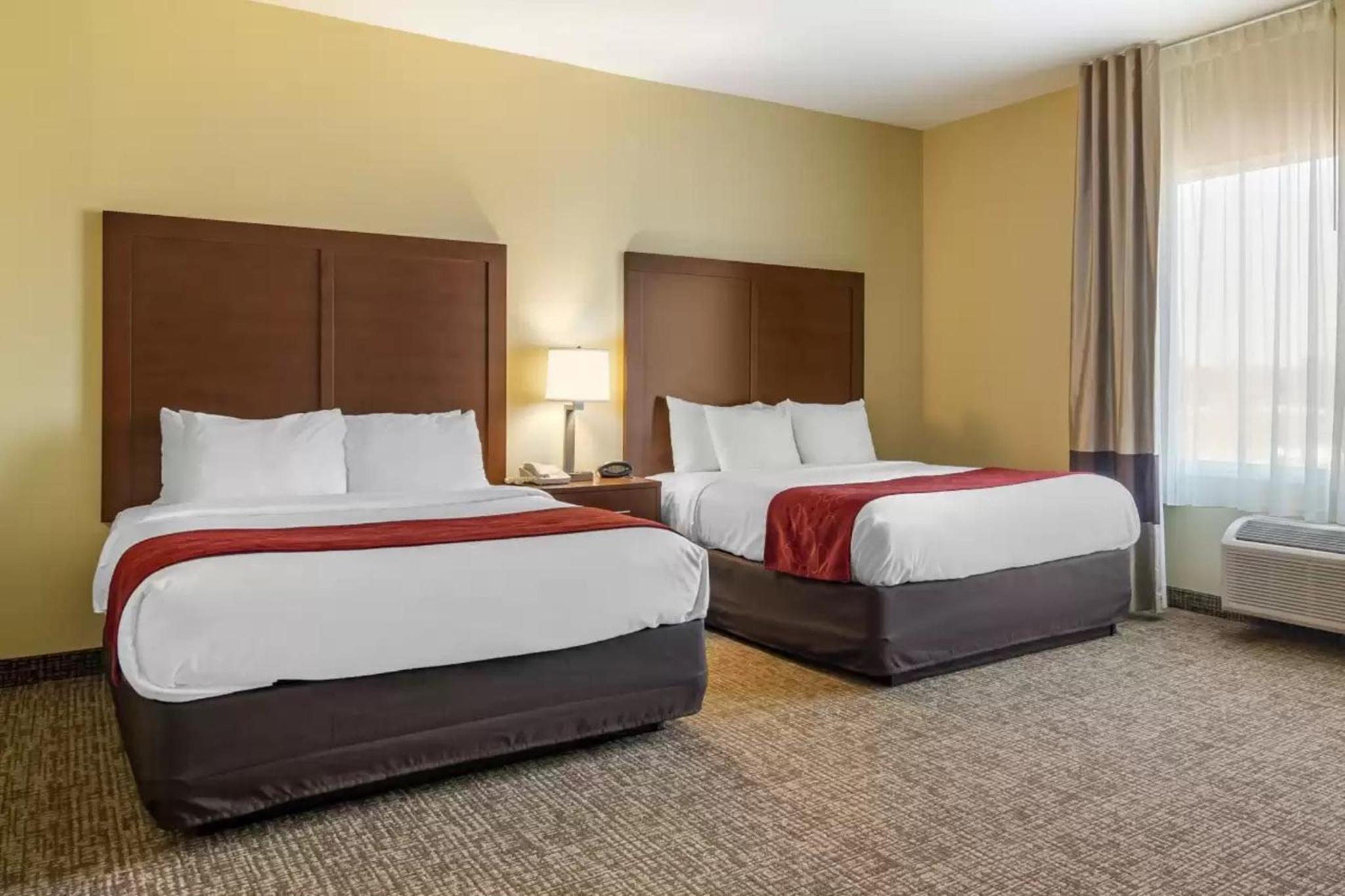 Deluxe Queen Suite with Sofa Bed - Non-Smoking - Photo 7