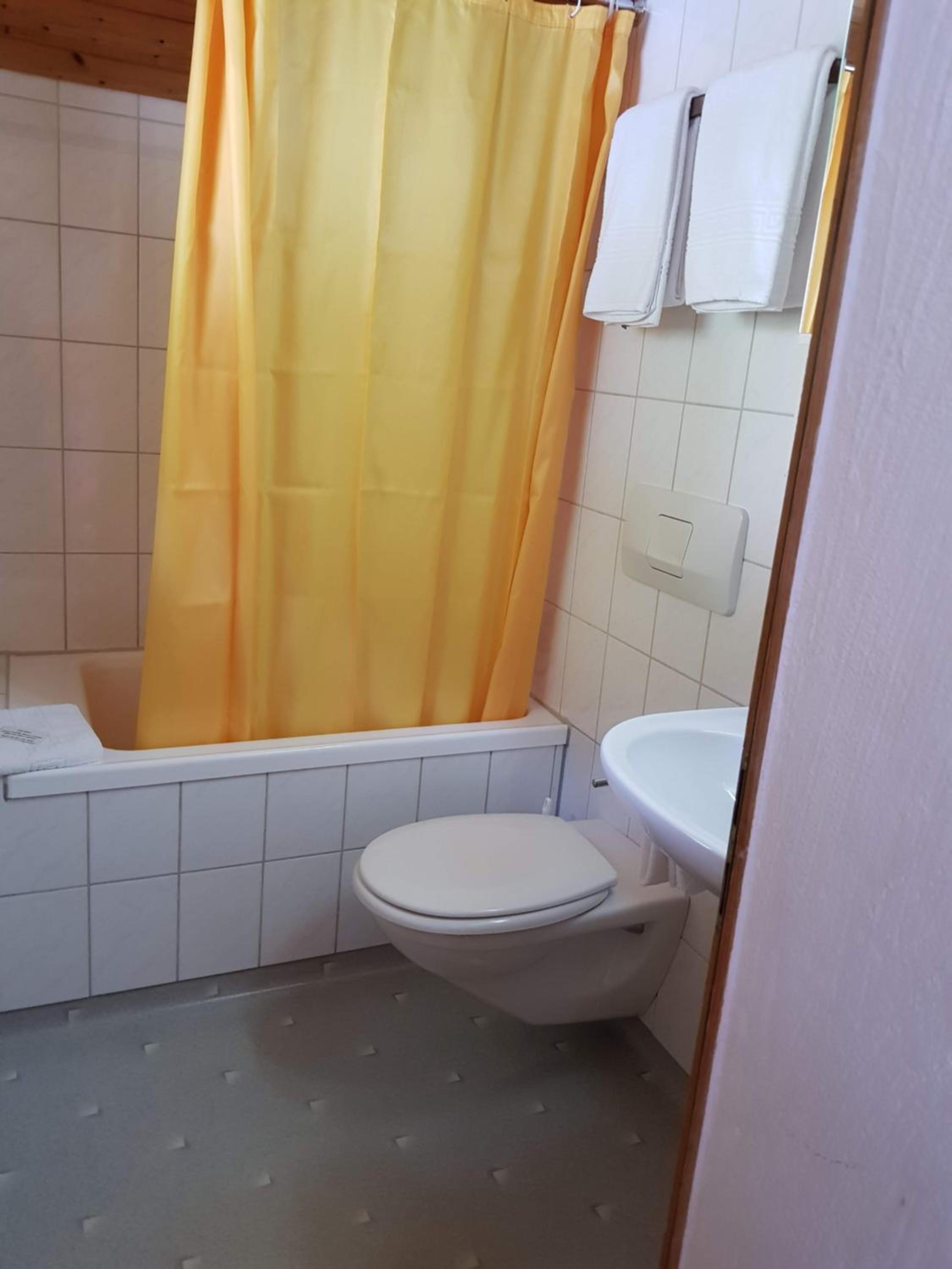Basic Triple Room photo 2