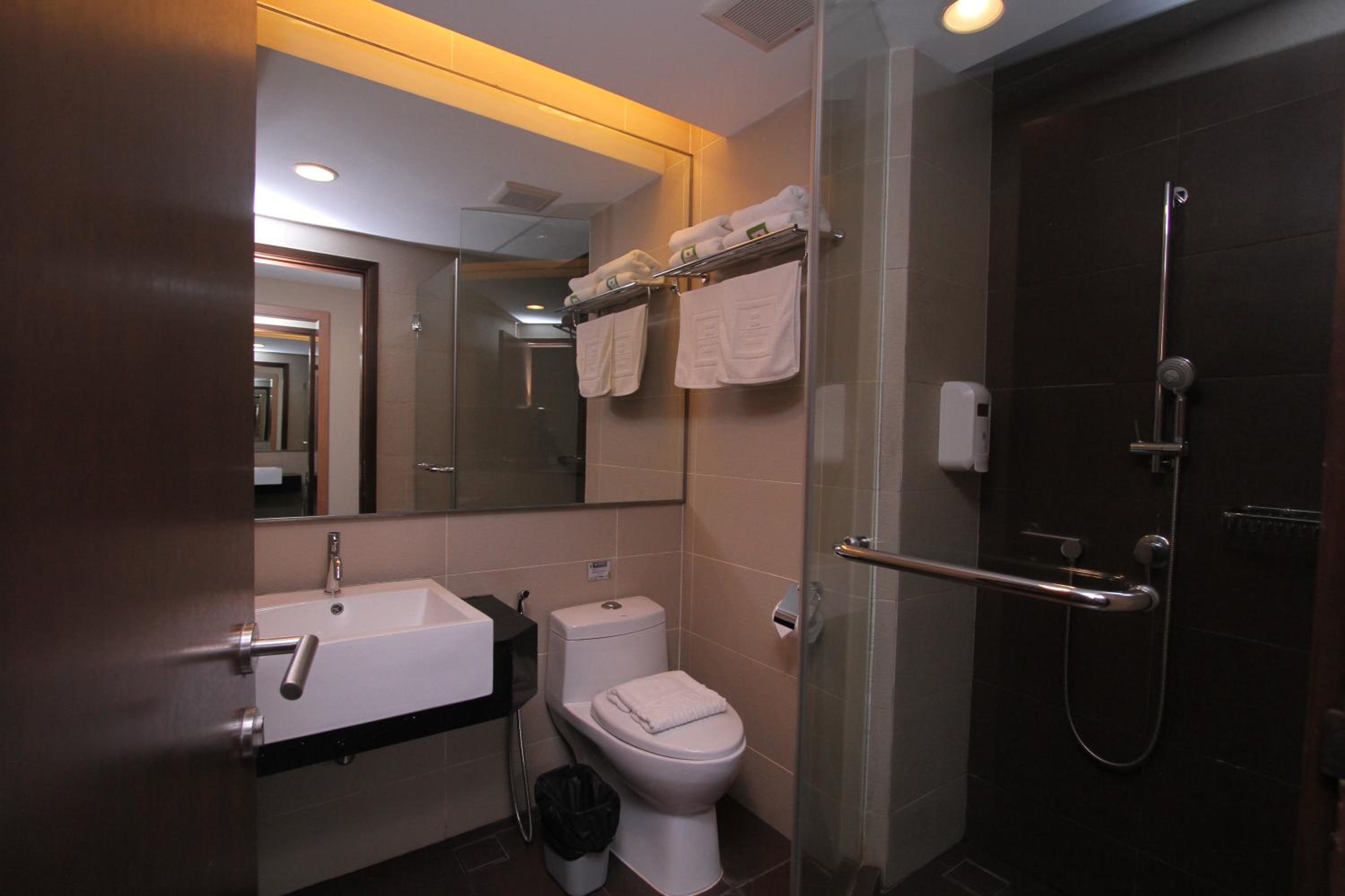 Queen Room with Pool View - Photo 2